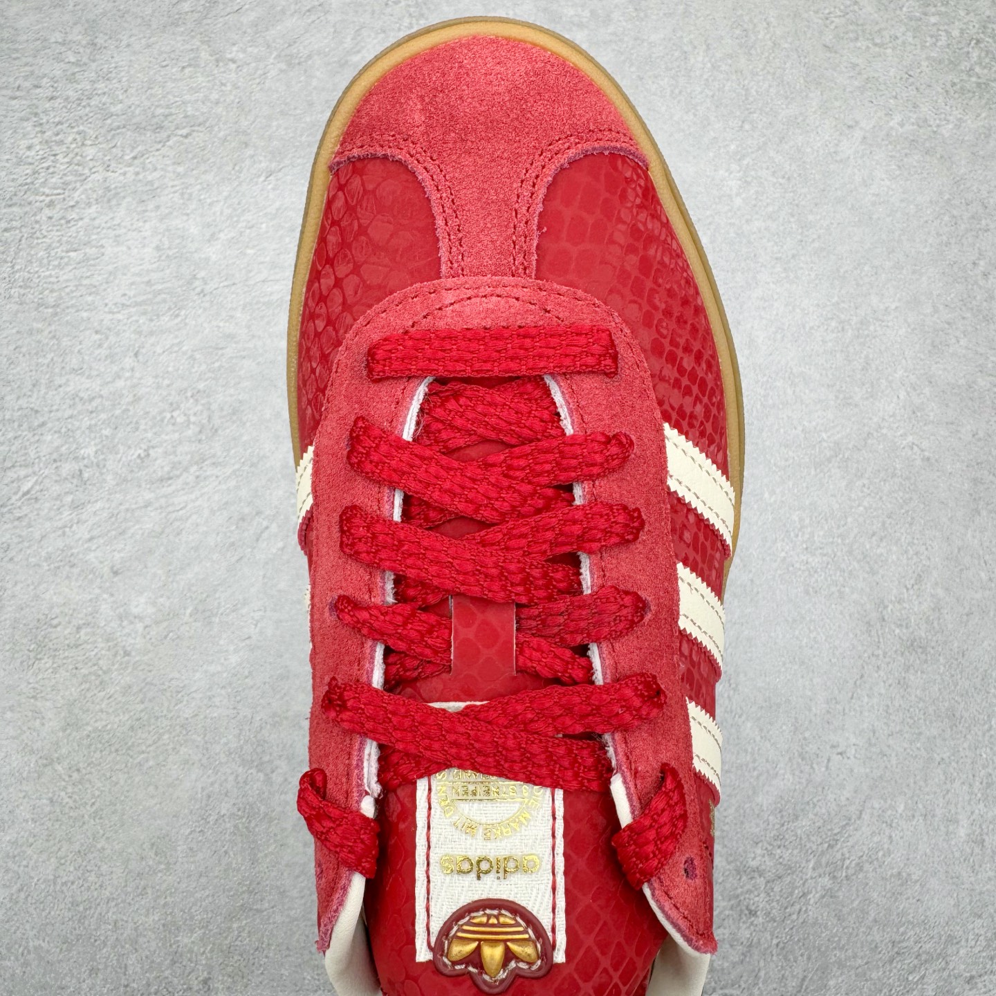 图片[4]-＃HP纯原 AD Originals Gazelle Bold W 羚羊松糕系列复古百搭厚底增高低帮休闲运动板鞋 CNY蛇年限定 JQ5977 新的一年就要换新的打扮啦！除了设定变美、健身、减肥等目标外，你已经可以利用鞋子来“偷偷改善身材比例”的愿望了！ 因为有一句话。身高不够。鞋子来凑~赶快入手以下各大运动品牌最新推出的“厚底增高运动鞋”吧。 是最好穿最百搭的长腿神器。 重点是……不仅价格不错～鞋子也不错啊！Originals的Gazelle Bold鞋款打造出「超厚底版本」！延续流线鞋型、经典麂皮材质、白色三条线和侧面烫金标志的复古外型，奶油白鞋底高度直接乘3，出门搭上它，保证一路步步高升。尺码：36 36.5 37.5 38 38.5 39 40 40.5 41 42-选品中心