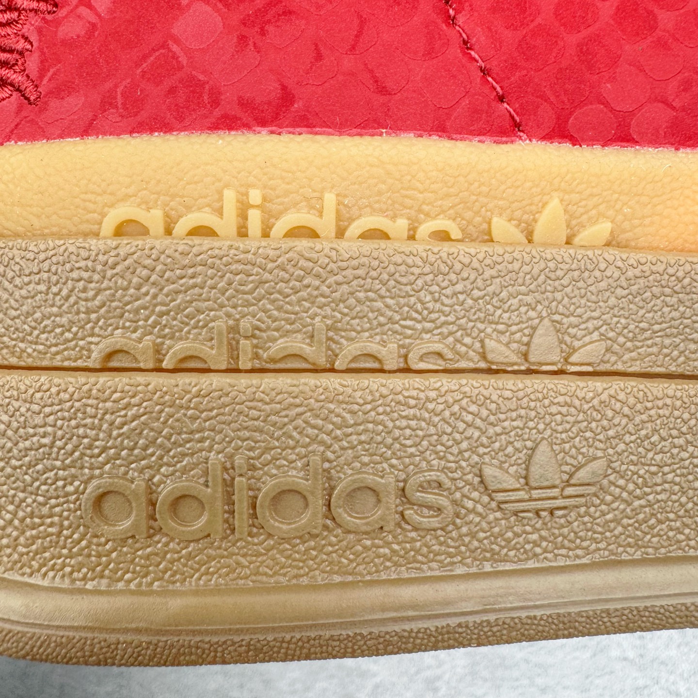 图片[12]-＃HP纯原 AD Originals Gazelle Bold W 羚羊松糕系列复古百搭厚底增高低帮休闲运动板鞋 CNY蛇年限定 JQ5977 新的一年就要换新的打扮啦！除了设定变美、健身、减肥等目标外，你已经可以利用鞋子来“偷偷改善身材比例”的愿望了！ 因为有一句话。身高不够。鞋子来凑~赶快入手以下各大运动品牌最新推出的“厚底增高运动鞋”吧。 是最好穿最百搭的长腿神器。 重点是……不仅价格不错～鞋子也不错啊！Originals的Gazelle Bold鞋款打造出「超厚底版本」！延续流线鞋型、经典麂皮材质、白色三条线和侧面烫金标志的复古外型，奶油白鞋底高度直接乘3，出门搭上它，保证一路步步高升。尺码：36 36.5 37.5 38 38.5 39 40 40.5 41 42-选品中心