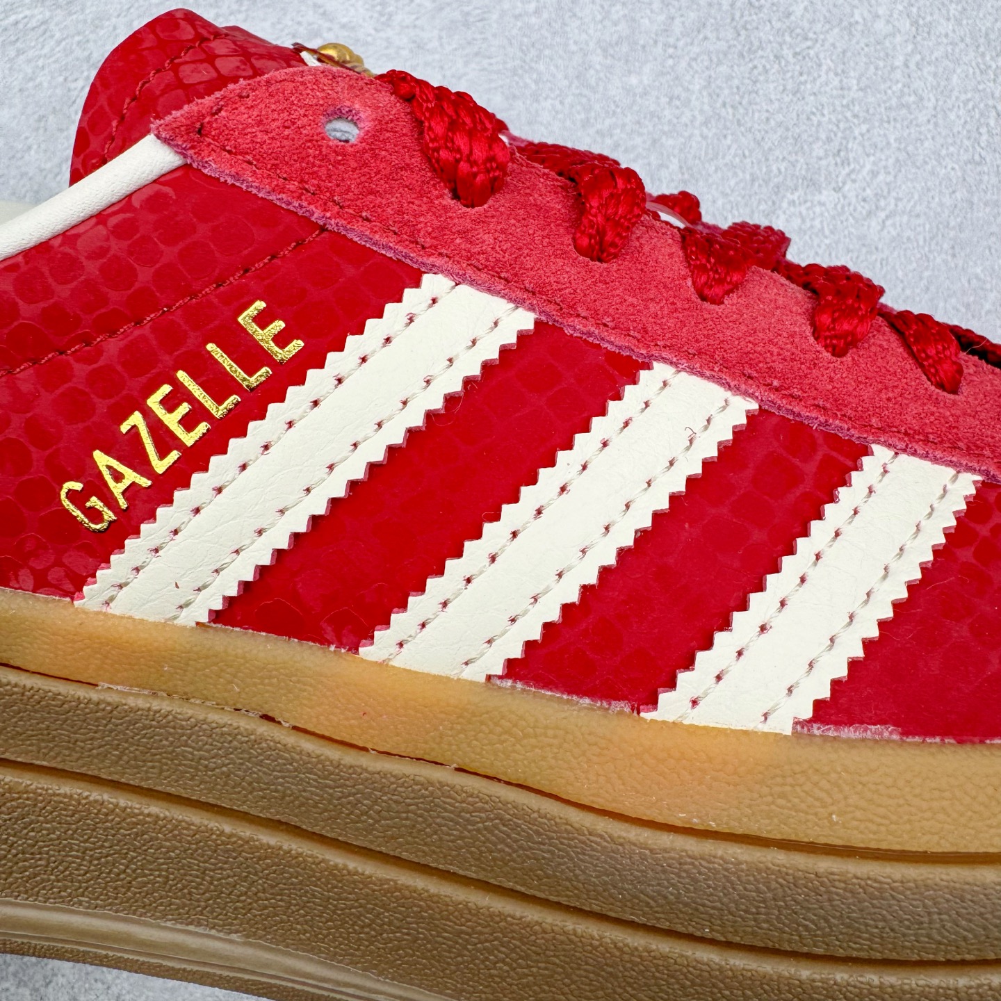图片[11]-＃HP纯原 AD Originals Gazelle Bold W 羚羊松糕系列复古百搭厚底增高低帮休闲运动板鞋 CNY蛇年限定 JQ5977 新的一年就要换新的打扮啦！除了设定变美、健身、减肥等目标外，你已经可以利用鞋子来“偷偷改善身材比例”的愿望了！ 因为有一句话。身高不够。鞋子来凑~赶快入手以下各大运动品牌最新推出的“厚底增高运动鞋”吧。 是最好穿最百搭的长腿神器。 重点是……不仅价格不错～鞋子也不错啊！Originals的Gazelle Bold鞋款打造出「超厚底版本」！延续流线鞋型、经典麂皮材质、白色三条线和侧面烫金标志的复古外型，奶油白鞋底高度直接乘3，出门搭上它，保证一路步步高升。尺码：36 36.5 37.5 38 38.5 39 40 40.5 41 42-选品中心