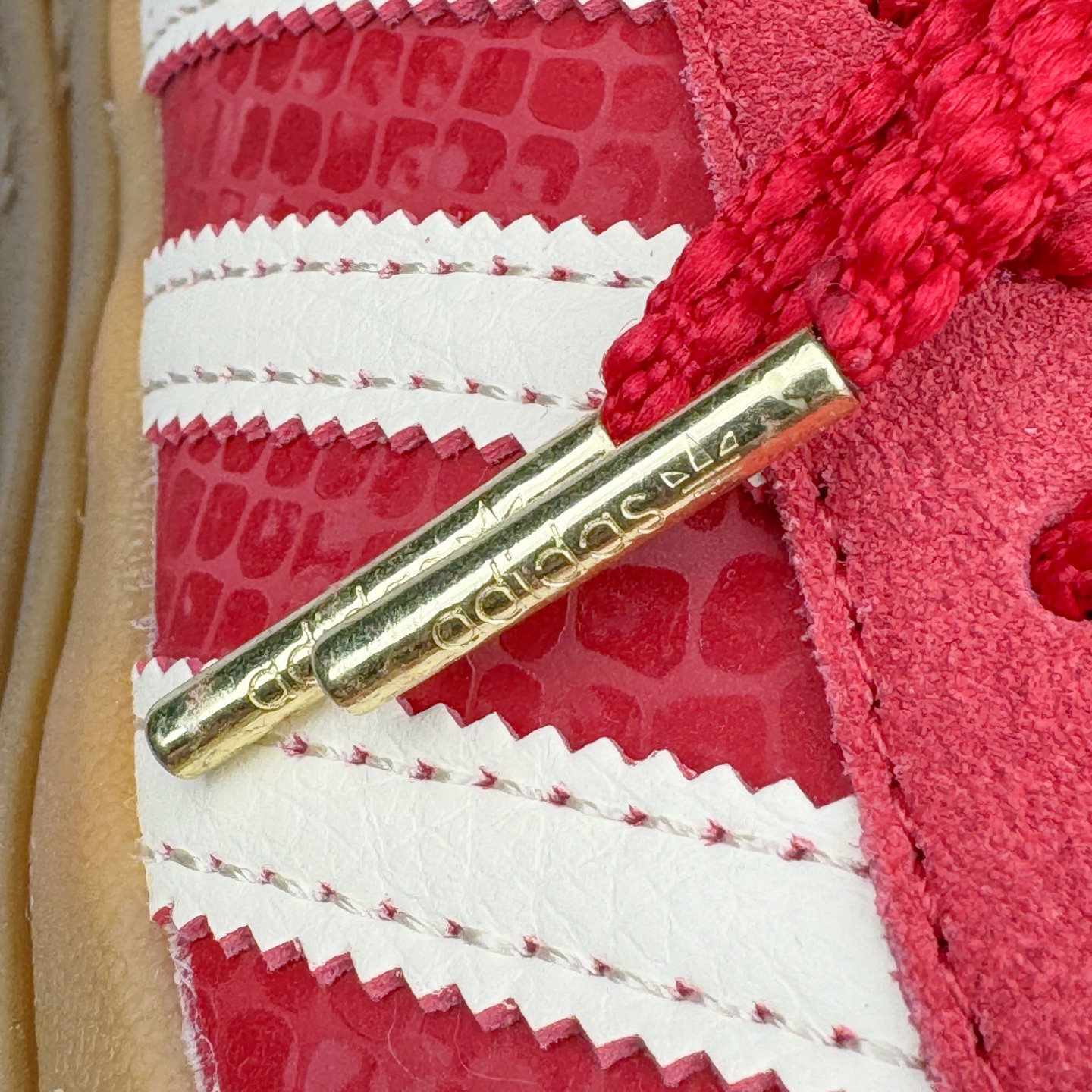 图片[16]-＃HP纯原 AD Originals Gazelle Bold W 羚羊松糕系列复古百搭厚底增高低帮休闲运动板鞋 CNY蛇年限定 JQ5977 新的一年就要换新的打扮啦！除了设定变美、健身、减肥等目标外，你已经可以利用鞋子来“偷偷改善身材比例”的愿望了！ 因为有一句话。身高不够。鞋子来凑~赶快入手以下各大运动品牌最新推出的“厚底增高运动鞋”吧。 是最好穿最百搭的长腿神器。 重点是……不仅价格不错～鞋子也不错啊！Originals的Gazelle Bold鞋款打造出「超厚底版本」！延续流线鞋型、经典麂皮材质、白色三条线和侧面烫金标志的复古外型，奶油白鞋底高度直接乘3，出门搭上它，保证一路步步高升。尺码：36 36.5 37.5 38 38.5 39 40 40.5 41 42-选品中心