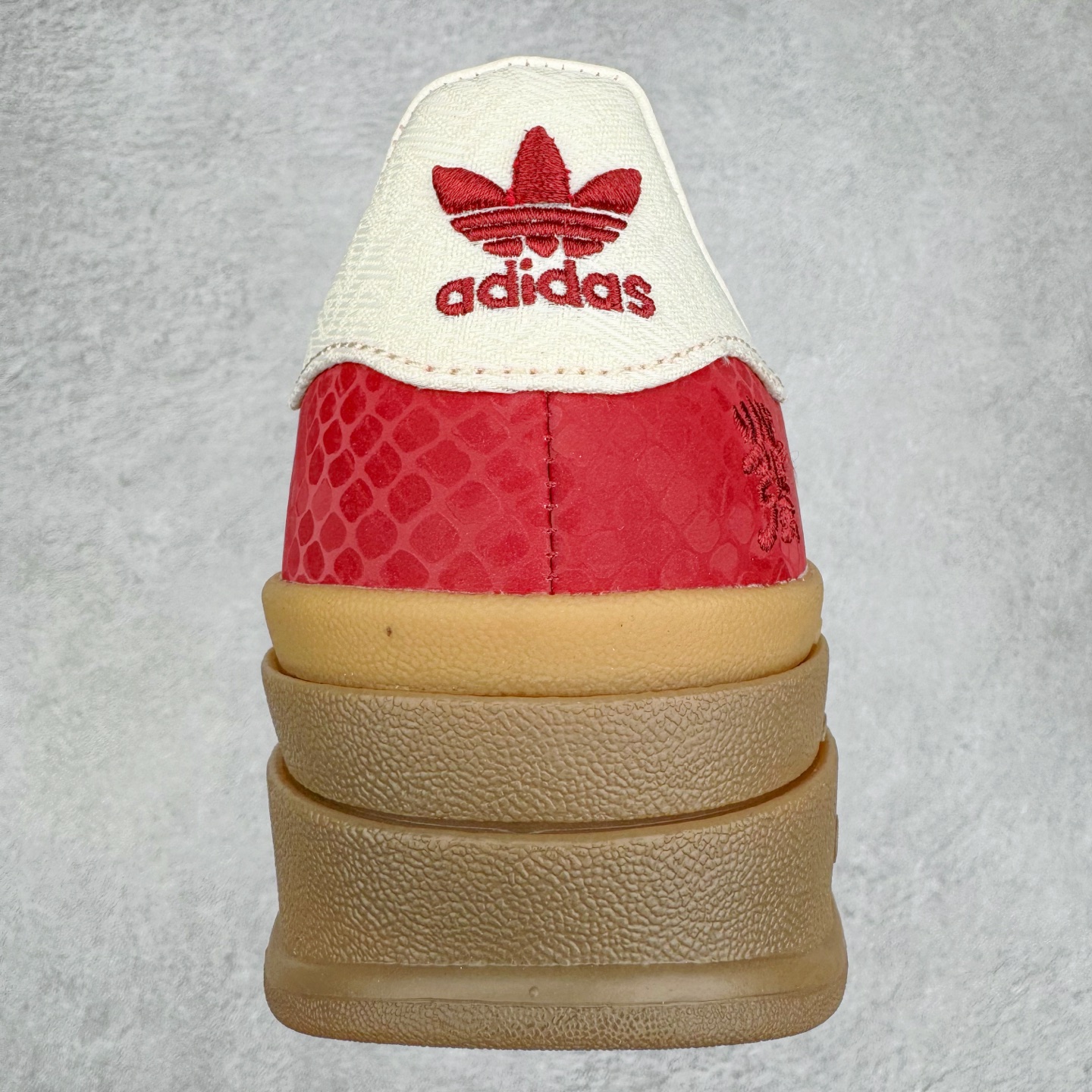 图片[8]-＃HP纯原 AD Originals Gazelle Bold W 羚羊松糕系列复古百搭厚底增高低帮休闲运动板鞋 CNY蛇年限定 JQ5977 新的一年就要换新的打扮啦！除了设定变美、健身、减肥等目标外，你已经可以利用鞋子来“偷偷改善身材比例”的愿望了！ 因为有一句话。身高不够。鞋子来凑~赶快入手以下各大运动品牌最新推出的“厚底增高运动鞋”吧。 是最好穿最百搭的长腿神器。 重点是……不仅价格不错～鞋子也不错啊！Originals的Gazelle Bold鞋款打造出「超厚底版本」！延续流线鞋型、经典麂皮材质、白色三条线和侧面烫金标志的复古外型，奶油白鞋底高度直接乘3，出门搭上它，保证一路步步高升。尺码：36 36.5 37.5 38 38.5 39 40 40.5 41 42-选品中心