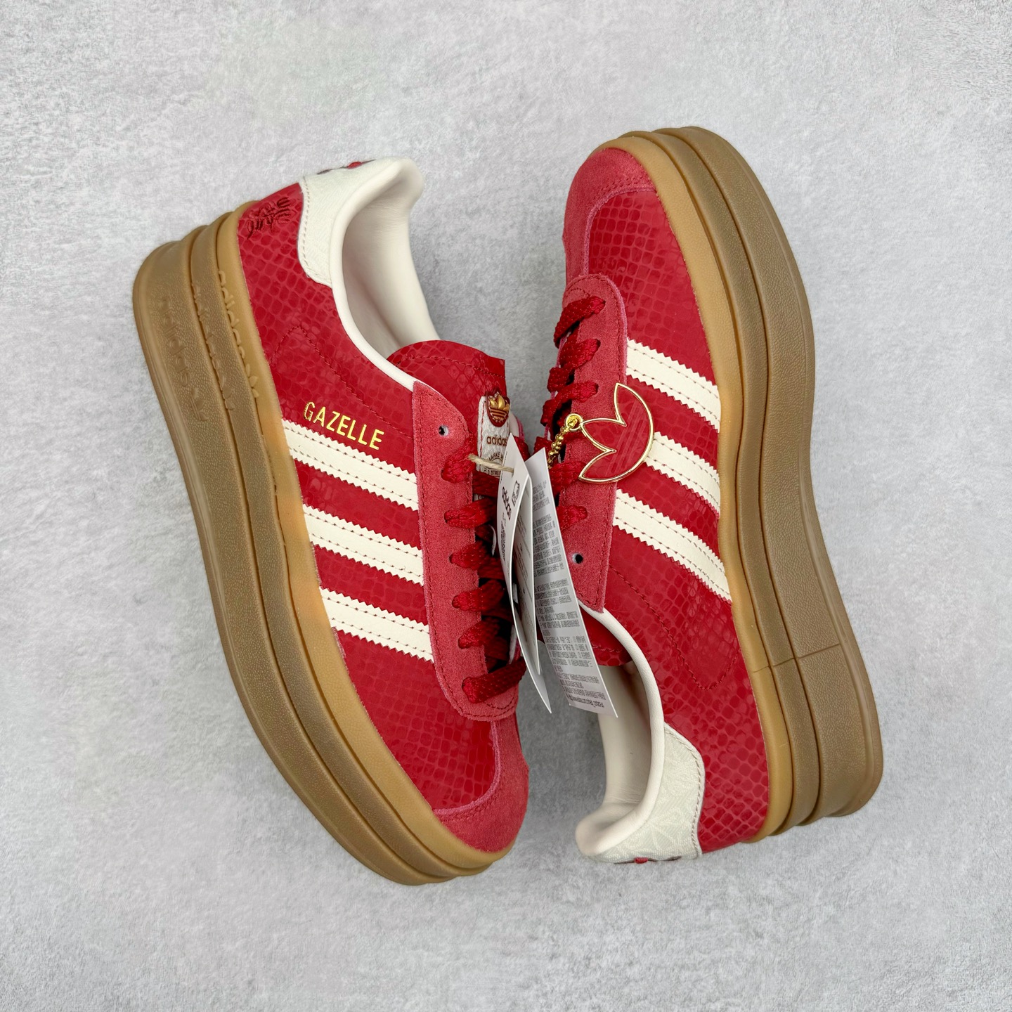 图片[3]-＃HP纯原 AD Originals Gazelle Bold W 羚羊松糕系列复古百搭厚底增高低帮休闲运动板鞋 CNY蛇年限定 JQ5977 新的一年就要换新的打扮啦！除了设定变美、健身、减肥等目标外，你已经可以利用鞋子来“偷偷改善身材比例”的愿望了！ 因为有一句话。身高不够。鞋子来凑~赶快入手以下各大运动品牌最新推出的“厚底增高运动鞋”吧。 是最好穿最百搭的长腿神器。 重点是……不仅价格不错～鞋子也不错啊！Originals的Gazelle Bold鞋款打造出「超厚底版本」！延续流线鞋型、经典麂皮材质、白色三条线和侧面烫金标志的复古外型，奶油白鞋底高度直接乘3，出门搭上它，保证一路步步高升。尺码：36 36.5 37.5 38 38.5 39 40 40.5 41 42-选品中心