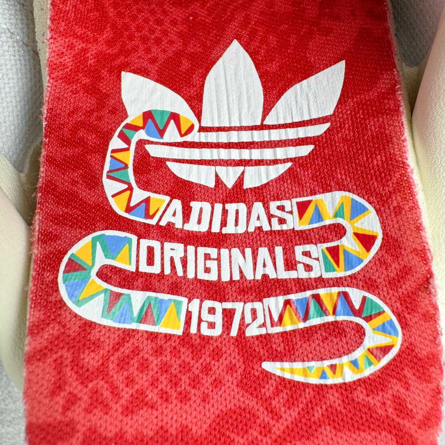 图片[17]-＃HP纯原 AD Originals Gazelle Bold W 羚羊松糕系列复古百搭厚底增高低帮休闲运动板鞋 CNY蛇年限定 JQ5977 新的一年就要换新的打扮啦！除了设定变美、健身、减肥等目标外，你已经可以利用鞋子来“偷偷改善身材比例”的愿望了！ 因为有一句话。身高不够。鞋子来凑~赶快入手以下各大运动品牌最新推出的“厚底增高运动鞋”吧。 是最好穿最百搭的长腿神器。 重点是……不仅价格不错～鞋子也不错啊！Originals的Gazelle Bold鞋款打造出「超厚底版本」！延续流线鞋型、经典麂皮材质、白色三条线和侧面烫金标志的复古外型，奶油白鞋底高度直接乘3，出门搭上它，保证一路步步高升。尺码：36 36.5 37.5 38 38.5 39 40 40.5 41 42-选品中心