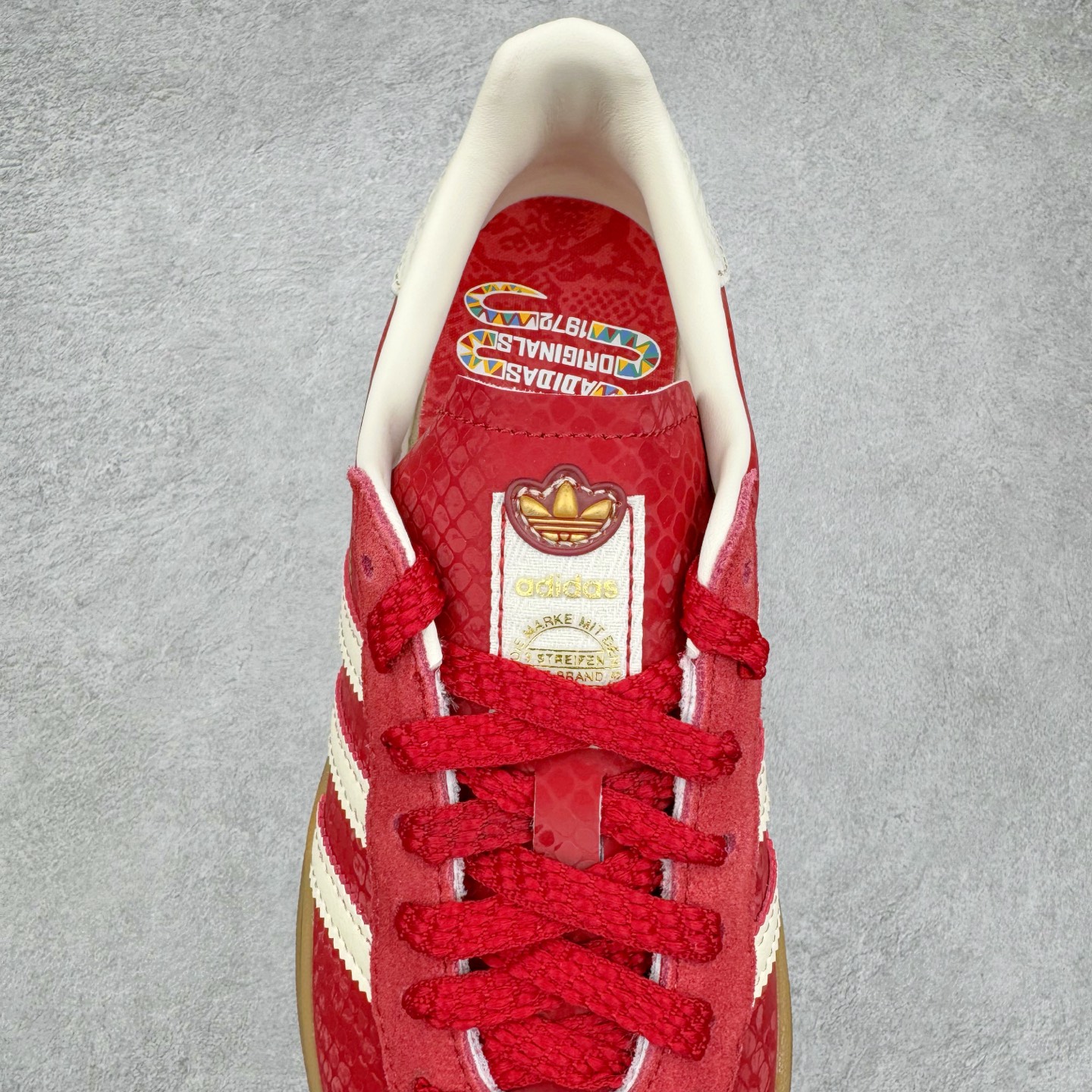 图片[5]-＃HP纯原 AD Originals Gazelle Bold W 羚羊松糕系列复古百搭厚底增高低帮休闲运动板鞋 CNY蛇年限定 JQ5977 新的一年就要换新的打扮啦！除了设定变美、健身、减肥等目标外，你已经可以利用鞋子来“偷偷改善身材比例”的愿望了！ 因为有一句话。身高不够。鞋子来凑~赶快入手以下各大运动品牌最新推出的“厚底增高运动鞋”吧。 是最好穿最百搭的长腿神器。 重点是……不仅价格不错～鞋子也不错啊！Originals的Gazelle Bold鞋款打造出「超厚底版本」！延续流线鞋型、经典麂皮材质、白色三条线和侧面烫金标志的复古外型，奶油白鞋底高度直接乘3，出门搭上它，保证一路步步高升。尺码：36 36.5 37.5 38 38.5 39 40 40.5 41 42-选品中心