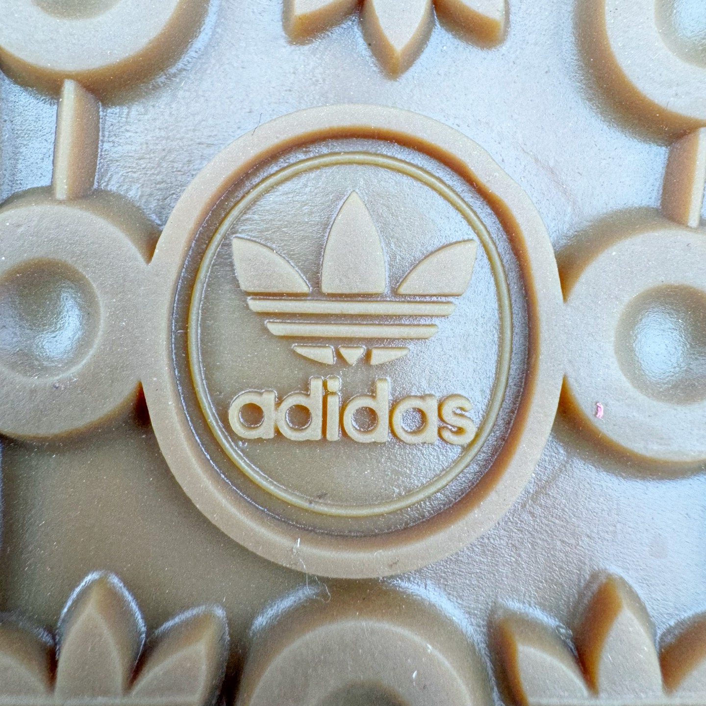 图片[19]-＃HP纯原 AD Originals Gazelle Bold W 羚羊松糕系列复古百搭厚底增高低帮休闲运动板鞋 CNY蛇年限定 JQ5977 新的一年就要换新的打扮啦！除了设定变美、健身、减肥等目标外，你已经可以利用鞋子来“偷偷改善身材比例”的愿望了！ 因为有一句话。身高不够。鞋子来凑~赶快入手以下各大运动品牌最新推出的“厚底增高运动鞋”吧。 是最好穿最百搭的长腿神器。 重点是……不仅价格不错～鞋子也不错啊！Originals的Gazelle Bold鞋款打造出「超厚底版本」！延续流线鞋型、经典麂皮材质、白色三条线和侧面烫金标志的复古外型，奶油白鞋底高度直接乘3，出门搭上它，保证一路步步高升。尺码：36 36.5 37.5 38 38.5 39 40 40.5 41 42-选品中心