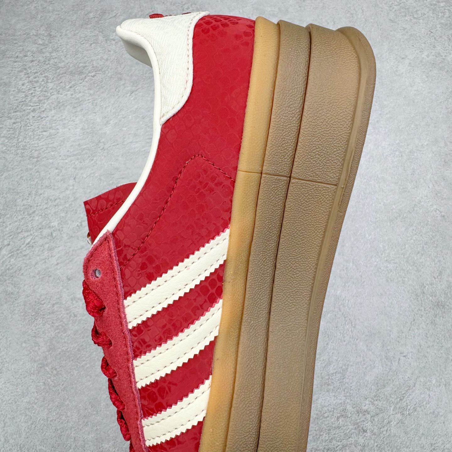 图片[7]-＃HP纯原 AD Originals Gazelle Bold W 羚羊松糕系列复古百搭厚底增高低帮休闲运动板鞋 CNY蛇年限定 JQ5977 新的一年就要换新的打扮啦！除了设定变美、健身、减肥等目标外，你已经可以利用鞋子来“偷偷改善身材比例”的愿望了！ 因为有一句话。身高不够。鞋子来凑~赶快入手以下各大运动品牌最新推出的“厚底增高运动鞋”吧。 是最好穿最百搭的长腿神器。 重点是……不仅价格不错～鞋子也不错啊！Originals的Gazelle Bold鞋款打造出「超厚底版本」！延续流线鞋型、经典麂皮材质、白色三条线和侧面烫金标志的复古外型，奶油白鞋底高度直接乘3，出门搭上它，保证一路步步高升。尺码：36 36.5 37.5 38 38.5 39 40 40.5 41 42-选品中心