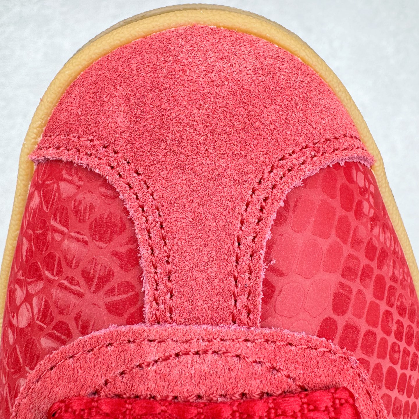 图片[14]-＃HP纯原 AD Originals Gazelle Bold W 羚羊松糕系列复古百搭厚底增高低帮休闲运动板鞋 CNY蛇年限定 JQ5977 新的一年就要换新的打扮啦！除了设定变美、健身、减肥等目标外，你已经可以利用鞋子来“偷偷改善身材比例”的愿望了！ 因为有一句话。身高不够。鞋子来凑~赶快入手以下各大运动品牌最新推出的“厚底增高运动鞋”吧。 是最好穿最百搭的长腿神器。 重点是……不仅价格不错～鞋子也不错啊！Originals的Gazelle Bold鞋款打造出「超厚底版本」！延续流线鞋型、经典麂皮材质、白色三条线和侧面烫金标志的复古外型，奶油白鞋底高度直接乘3，出门搭上它，保证一路步步高升。尺码：36 36.5 37.5 38 38.5 39 40 40.5 41 42-选品中心