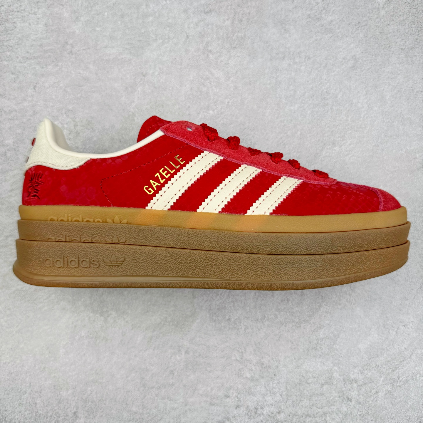 ＃HP纯原 AD Originals Gazelle Bold W 羚羊松糕系列复古百搭厚底增高低帮休闲运动板鞋 CNY蛇年限定 JQ5977 新的一年就要换新的打扮啦！除了设定变美、健身、减肥等目标外，你已经可以利用鞋子来“偷偷改善身材比例”的愿望了！ 因为有一句话。身高不够。鞋子来凑~赶快入手以下各大运动品牌最新推出的“厚底增高运动鞋”吧。 是最好穿最百搭的长腿神器。 重点是……不仅价格不错～鞋子也不错啊！Originals的Gazelle Bold鞋款打造出「超厚底版本」！延续流线鞋型、经典麂皮材质、白色三条线和侧面烫金标志的复古外型，奶油白鞋底高度直接乘3，出门搭上它，保证一路步步高升。尺码：36 36.5 37.5 38 38.5 39 40 40.5 41 42-选品中心