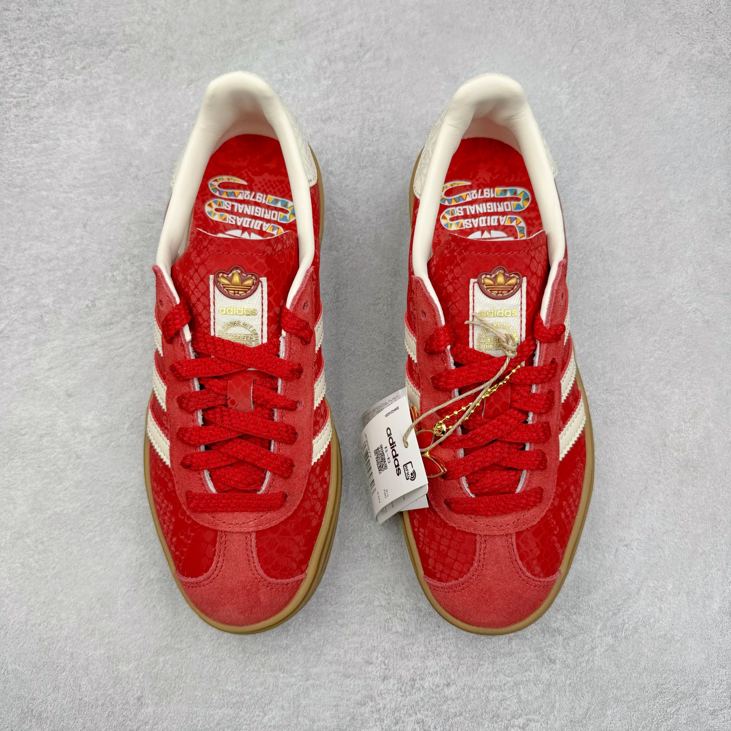 图片[2]-＃HP纯原 AD Originals Gazelle Bold W 羚羊松糕系列复古百搭厚底增高低帮休闲运动板鞋 CNY蛇年限定 JQ5977 新的一年就要换新的打扮啦！除了设定变美、健身、减肥等目标外，你已经可以利用鞋子来“偷偷改善身材比例”的愿望了！ 因为有一句话。身高不够。鞋子来凑~赶快入手以下各大运动品牌最新推出的“厚底增高运动鞋”吧。 是最好穿最百搭的长腿神器。 重点是……不仅价格不错～鞋子也不错啊！Originals的Gazelle Bold鞋款打造出「超厚底版本」！延续流线鞋型、经典麂皮材质、白色三条线和侧面烫金标志的复古外型，奶油白鞋底高度直接乘3，出门搭上它，保证一路步步高升。尺码：36 36.5 37.5 38 38.5 39 40 40.5 41 42-选品中心