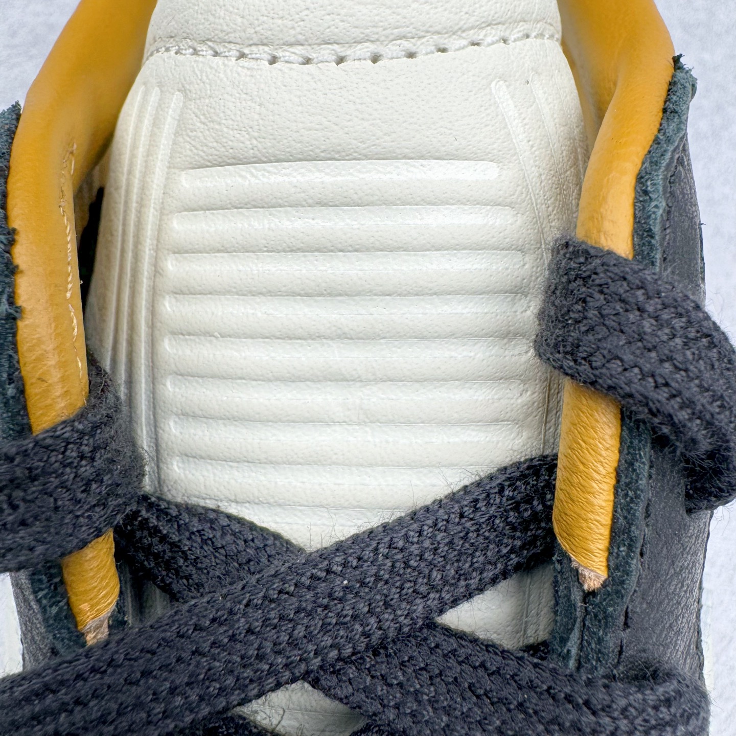 图片[15]-＃PK纯原 JJJJound x AD Originals Samba Classic\\\”Studded Pack Black\\\”桑巴舞系列绅士德训足球风百搭低帮休闲运动板鞋 联名黑白 ID8707 好货不怕晚 市场最强版 原厂进口 \\\”Prime Asia\\\” 山羊皮（纹理自然）原厂台湾进口短绒猪巴革 全套原厂纸板冲刀加持 独家原档案私模RB橡胶大底 含胶量硬度原鞋一致 正确拉帮鞋垫背胶 原厂标裁支持鉴定 高密度丽新布中底 内置环保海玻璃鞋垫 全鞋电脑针车零偏差 产品品控稳定性领先行业 原厂港宝加持定型后跟R度完美 JJJJound x Originals联名鞋 作为合作企划里的金字招牌JJJJound 善于利用自己的极简美学挖掘品牌的全新风貌 本次 JJJJound 携手 Originals 选用大热鞋款 Samba 为蓝本 将鞋款的街头气质无痕转变为「静奢风」 鞋款肉眼可见的被赋予了难得的质感 黑白两色都采用了黄色优质皮革内衬以呼应生胶大底 取消了鞋舌的 Logo 转而采用压纹处理使得鞋款整体氛围更加静谧、奢华 同时为了彰显本次合作鞋款的身份 双方合作标识和 JJJJound Logo 被分别印在鞋口内侧和鞋垫上 尺码：36 36.5 37.5 38 38.5 39 40 40.5 41 42 42.5 43 44 44.5 45 46 46.5-选品中心