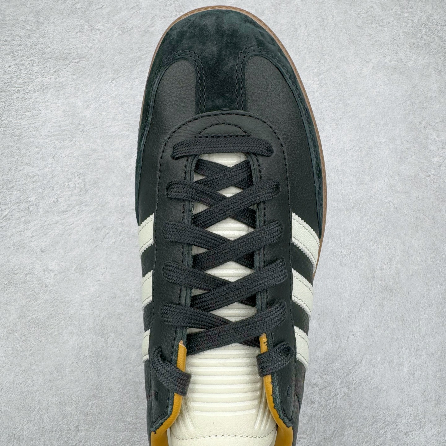 图片[4]-＃PK纯原 JJJJound x AD Originals Samba Classic\\\”Studded Pack Black\\\”桑巴舞系列绅士德训足球风百搭低帮休闲运动板鞋 联名黑白 ID8707 好货不怕晚 市场最强版 原厂进口 \\\”Prime Asia\\\” 山羊皮（纹理自然）原厂台湾进口短绒猪巴革 全套原厂纸板冲刀加持 独家原档案私模RB橡胶大底 含胶量硬度原鞋一致 正确拉帮鞋垫背胶 原厂标裁支持鉴定 高密度丽新布中底 内置环保海玻璃鞋垫 全鞋电脑针车零偏差 产品品控稳定性领先行业 原厂港宝加持定型后跟R度完美 JJJJound x Originals联名鞋 作为合作企划里的金字招牌JJJJound 善于利用自己的极简美学挖掘品牌的全新风貌 本次 JJJJound 携手 Originals 选用大热鞋款 Samba 为蓝本 将鞋款的街头气质无痕转变为「静奢风」 鞋款肉眼可见的被赋予了难得的质感 黑白两色都采用了黄色优质皮革内衬以呼应生胶大底 取消了鞋舌的 Logo 转而采用压纹处理使得鞋款整体氛围更加静谧、奢华 同时为了彰显本次合作鞋款的身份 双方合作标识和 JJJJound Logo 被分别印在鞋口内侧和鞋垫上 尺码：36 36.5 37.5 38 38.5 39 40 40.5 41 42 42.5 43 44 44.5 45 46 46.5-选品中心