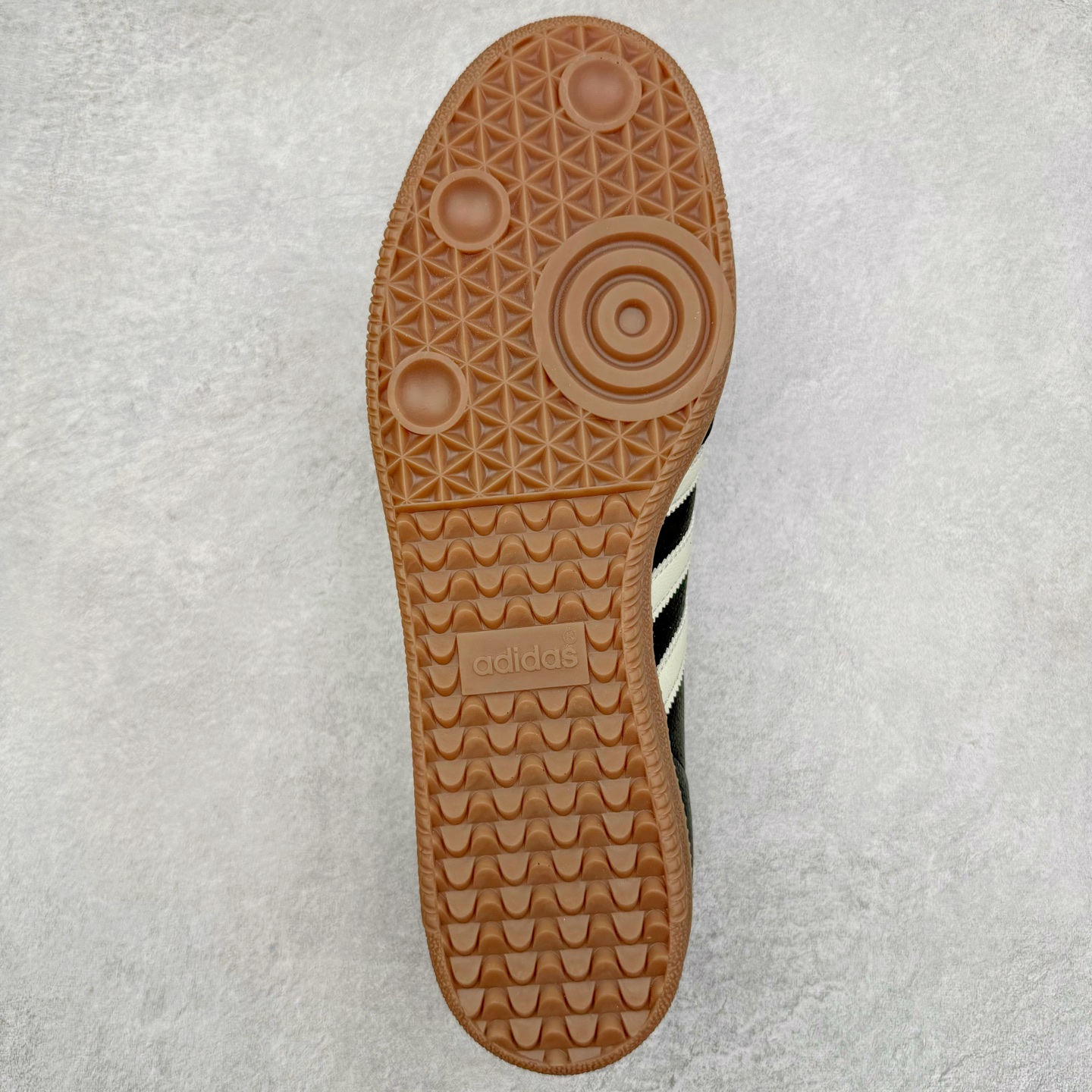 图片[9]-＃PK纯原 JJJJound x AD Originals Samba Classic\\\”Studded Pack Black\\\”桑巴舞系列绅士德训足球风百搭低帮休闲运动板鞋 联名黑白 ID8707 好货不怕晚 市场最强版 原厂进口 \\\”Prime Asia\\\” 山羊皮（纹理自然）原厂台湾进口短绒猪巴革 全套原厂纸板冲刀加持 独家原档案私模RB橡胶大底 含胶量硬度原鞋一致 正确拉帮鞋垫背胶 原厂标裁支持鉴定 高密度丽新布中底 内置环保海玻璃鞋垫 全鞋电脑针车零偏差 产品品控稳定性领先行业 原厂港宝加持定型后跟R度完美 JJJJound x Originals联名鞋 作为合作企划里的金字招牌JJJJound 善于利用自己的极简美学挖掘品牌的全新风貌 本次 JJJJound 携手 Originals 选用大热鞋款 Samba 为蓝本 将鞋款的街头气质无痕转变为「静奢风」 鞋款肉眼可见的被赋予了难得的质感 黑白两色都采用了黄色优质皮革内衬以呼应生胶大底 取消了鞋舌的 Logo 转而采用压纹处理使得鞋款整体氛围更加静谧、奢华 同时为了彰显本次合作鞋款的身份 双方合作标识和 JJJJound Logo 被分别印在鞋口内侧和鞋垫上 尺码：36 36.5 37.5 38 38.5 39 40 40.5 41 42 42.5 43 44 44.5 45 46 46.5-选品中心