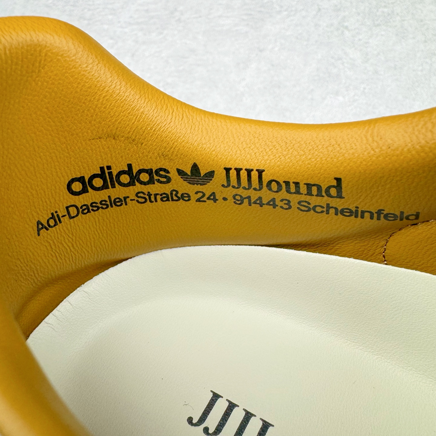 图片[12]-＃PK纯原 JJJJound x AD Originals Samba Classic\\\”Studded Pack Black\\\”桑巴舞系列绅士德训足球风百搭低帮休闲运动板鞋 联名黑白 ID8707 好货不怕晚 市场最强版 原厂进口 \\\”Prime Asia\\\” 山羊皮（纹理自然）原厂台湾进口短绒猪巴革 全套原厂纸板冲刀加持 独家原档案私模RB橡胶大底 含胶量硬度原鞋一致 正确拉帮鞋垫背胶 原厂标裁支持鉴定 高密度丽新布中底 内置环保海玻璃鞋垫 全鞋电脑针车零偏差 产品品控稳定性领先行业 原厂港宝加持定型后跟R度完美 JJJJound x Originals联名鞋 作为合作企划里的金字招牌JJJJound 善于利用自己的极简美学挖掘品牌的全新风貌 本次 JJJJound 携手 Originals 选用大热鞋款 Samba 为蓝本 将鞋款的街头气质无痕转变为「静奢风」 鞋款肉眼可见的被赋予了难得的质感 黑白两色都采用了黄色优质皮革内衬以呼应生胶大底 取消了鞋舌的 Logo 转而采用压纹处理使得鞋款整体氛围更加静谧、奢华 同时为了彰显本次合作鞋款的身份 双方合作标识和 JJJJound Logo 被分别印在鞋口内侧和鞋垫上 尺码：36 36.5 37.5 38 38.5 39 40 40.5 41 42 42.5 43 44 44.5 45 46 46.5-选品中心