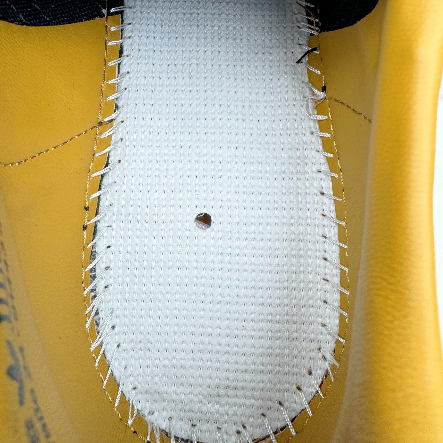 图片[11]-＃PK纯原 JJJJound x AD Originals Samba Classic\\\”Studded Pack Black\\\”桑巴舞系列绅士德训足球风百搭低帮休闲运动板鞋 联名黑白 ID8707 好货不怕晚 市场最强版 原厂进口 \\\”Prime Asia\\\” 山羊皮（纹理自然）原厂台湾进口短绒猪巴革 全套原厂纸板冲刀加持 独家原档案私模RB橡胶大底 含胶量硬度原鞋一致 正确拉帮鞋垫背胶 原厂标裁支持鉴定 高密度丽新布中底 内置环保海玻璃鞋垫 全鞋电脑针车零偏差 产品品控稳定性领先行业 原厂港宝加持定型后跟R度完美 JJJJound x Originals联名鞋 作为合作企划里的金字招牌JJJJound 善于利用自己的极简美学挖掘品牌的全新风貌 本次 JJJJound 携手 Originals 选用大热鞋款 Samba 为蓝本 将鞋款的街头气质无痕转变为「静奢风」 鞋款肉眼可见的被赋予了难得的质感 黑白两色都采用了黄色优质皮革内衬以呼应生胶大底 取消了鞋舌的 Logo 转而采用压纹处理使得鞋款整体氛围更加静谧、奢华 同时为了彰显本次合作鞋款的身份 双方合作标识和 JJJJound Logo 被分别印在鞋口内侧和鞋垫上 尺码：36 36.5 37.5 38 38.5 39 40 40.5 41 42 42.5 43 44 44.5 45 46 46.5-选品中心