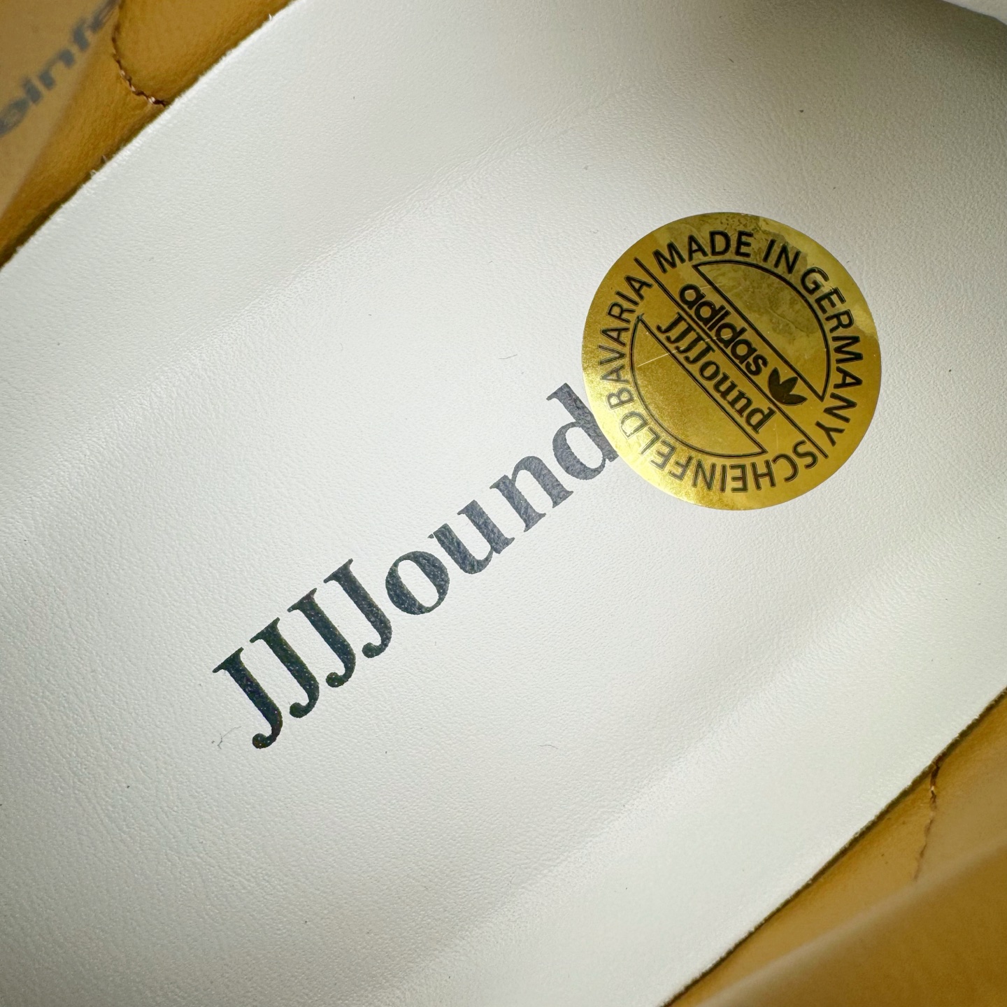 图片[13]-＃PK纯原 JJJJound x AD Originals Samba Classic\\\”Studded Pack Black\\\”桑巴舞系列绅士德训足球风百搭低帮休闲运动板鞋 联名黑白 ID8707 好货不怕晚 市场最强版 原厂进口 \\\”Prime Asia\\\” 山羊皮（纹理自然）原厂台湾进口短绒猪巴革 全套原厂纸板冲刀加持 独家原档案私模RB橡胶大底 含胶量硬度原鞋一致 正确拉帮鞋垫背胶 原厂标裁支持鉴定 高密度丽新布中底 内置环保海玻璃鞋垫 全鞋电脑针车零偏差 产品品控稳定性领先行业 原厂港宝加持定型后跟R度完美 JJJJound x Originals联名鞋 作为合作企划里的金字招牌JJJJound 善于利用自己的极简美学挖掘品牌的全新风貌 本次 JJJJound 携手 Originals 选用大热鞋款 Samba 为蓝本 将鞋款的街头气质无痕转变为「静奢风」 鞋款肉眼可见的被赋予了难得的质感 黑白两色都采用了黄色优质皮革内衬以呼应生胶大底 取消了鞋舌的 Logo 转而采用压纹处理使得鞋款整体氛围更加静谧、奢华 同时为了彰显本次合作鞋款的身份 双方合作标识和 JJJJound Logo 被分别印在鞋口内侧和鞋垫上 尺码：36 36.5 37.5 38 38.5 39 40 40.5 41 42 42.5 43 44 44.5 45 46 46.5-选品中心