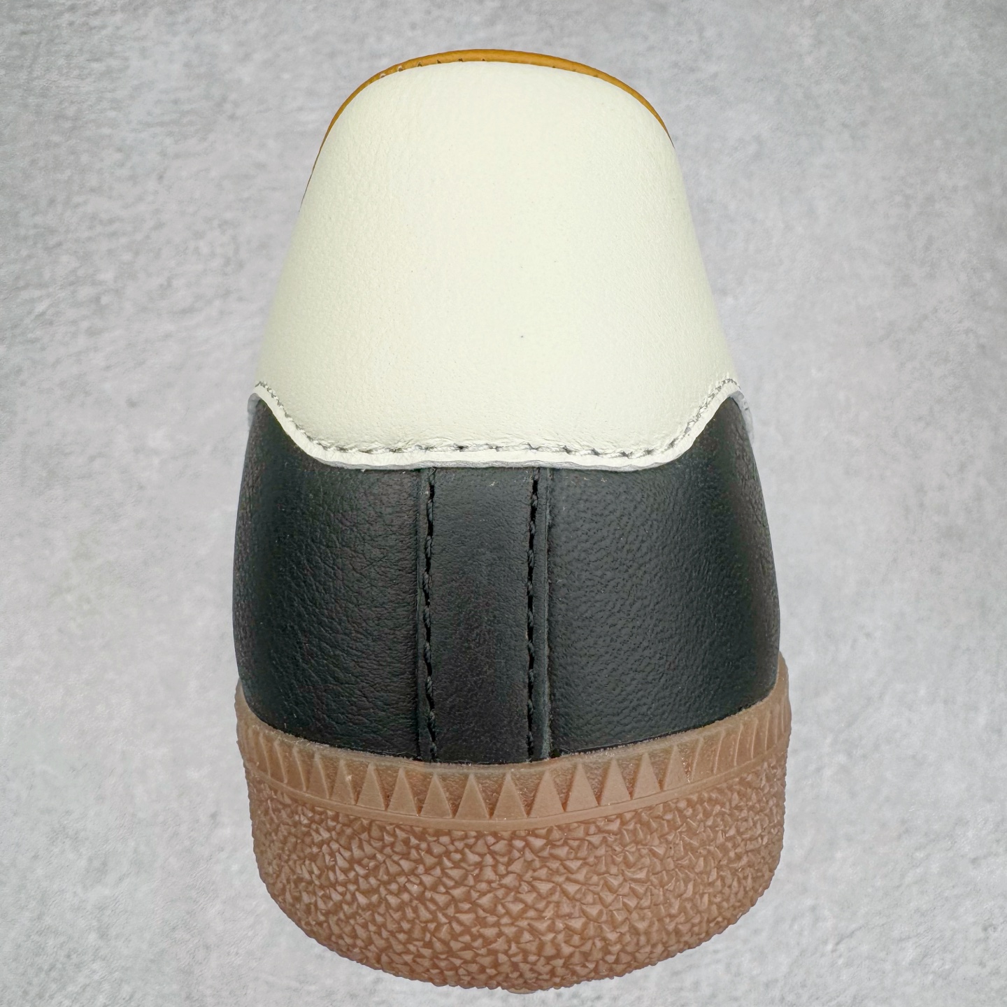 图片[8]-＃PK纯原 JJJJound x AD Originals Samba Classic\\\”Studded Pack Black\\\”桑巴舞系列绅士德训足球风百搭低帮休闲运动板鞋 联名黑白 ID8707 好货不怕晚 市场最强版 原厂进口 \\\”Prime Asia\\\” 山羊皮（纹理自然）原厂台湾进口短绒猪巴革 全套原厂纸板冲刀加持 独家原档案私模RB橡胶大底 含胶量硬度原鞋一致 正确拉帮鞋垫背胶 原厂标裁支持鉴定 高密度丽新布中底 内置环保海玻璃鞋垫 全鞋电脑针车零偏差 产品品控稳定性领先行业 原厂港宝加持定型后跟R度完美 JJJJound x Originals联名鞋 作为合作企划里的金字招牌JJJJound 善于利用自己的极简美学挖掘品牌的全新风貌 本次 JJJJound 携手 Originals 选用大热鞋款 Samba 为蓝本 将鞋款的街头气质无痕转变为「静奢风」 鞋款肉眼可见的被赋予了难得的质感 黑白两色都采用了黄色优质皮革内衬以呼应生胶大底 取消了鞋舌的 Logo 转而采用压纹处理使得鞋款整体氛围更加静谧、奢华 同时为了彰显本次合作鞋款的身份 双方合作标识和 JJJJound Logo 被分别印在鞋口内侧和鞋垫上 尺码：36 36.5 37.5 38 38.5 39 40 40.5 41 42 42.5 43 44 44.5 45 46 46.5-选品中心