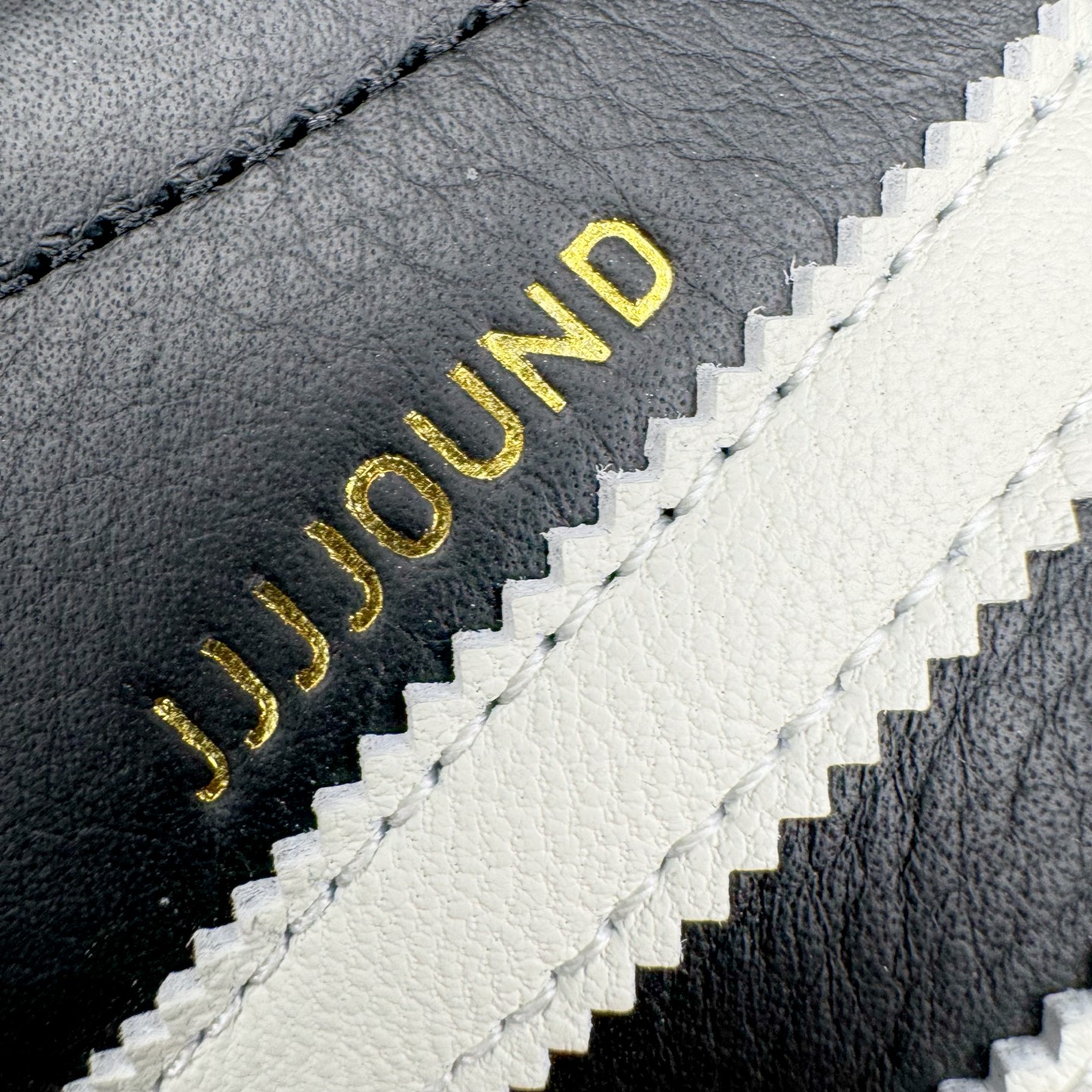 图片[20]-＃PK纯原 JJJJound x AD Originals Samba Classic\\\”Studded Pack Black\\\”桑巴舞系列绅士德训足球风百搭低帮休闲运动板鞋 联名黑白 ID8707 好货不怕晚 市场最强版 原厂进口 \\\”Prime Asia\\\” 山羊皮（纹理自然）原厂台湾进口短绒猪巴革 全套原厂纸板冲刀加持 独家原档案私模RB橡胶大底 含胶量硬度原鞋一致 正确拉帮鞋垫背胶 原厂标裁支持鉴定 高密度丽新布中底 内置环保海玻璃鞋垫 全鞋电脑针车零偏差 产品品控稳定性领先行业 原厂港宝加持定型后跟R度完美 JJJJound x Originals联名鞋 作为合作企划里的金字招牌JJJJound 善于利用自己的极简美学挖掘品牌的全新风貌 本次 JJJJound 携手 Originals 选用大热鞋款 Samba 为蓝本 将鞋款的街头气质无痕转变为「静奢风」 鞋款肉眼可见的被赋予了难得的质感 黑白两色都采用了黄色优质皮革内衬以呼应生胶大底 取消了鞋舌的 Logo 转而采用压纹处理使得鞋款整体氛围更加静谧、奢华 同时为了彰显本次合作鞋款的身份 双方合作标识和 JJJJound Logo 被分别印在鞋口内侧和鞋垫上 尺码：36 36.5 37.5 38 38.5 39 40 40.5 41 42 42.5 43 44 44.5 45 46 46.5-选品中心