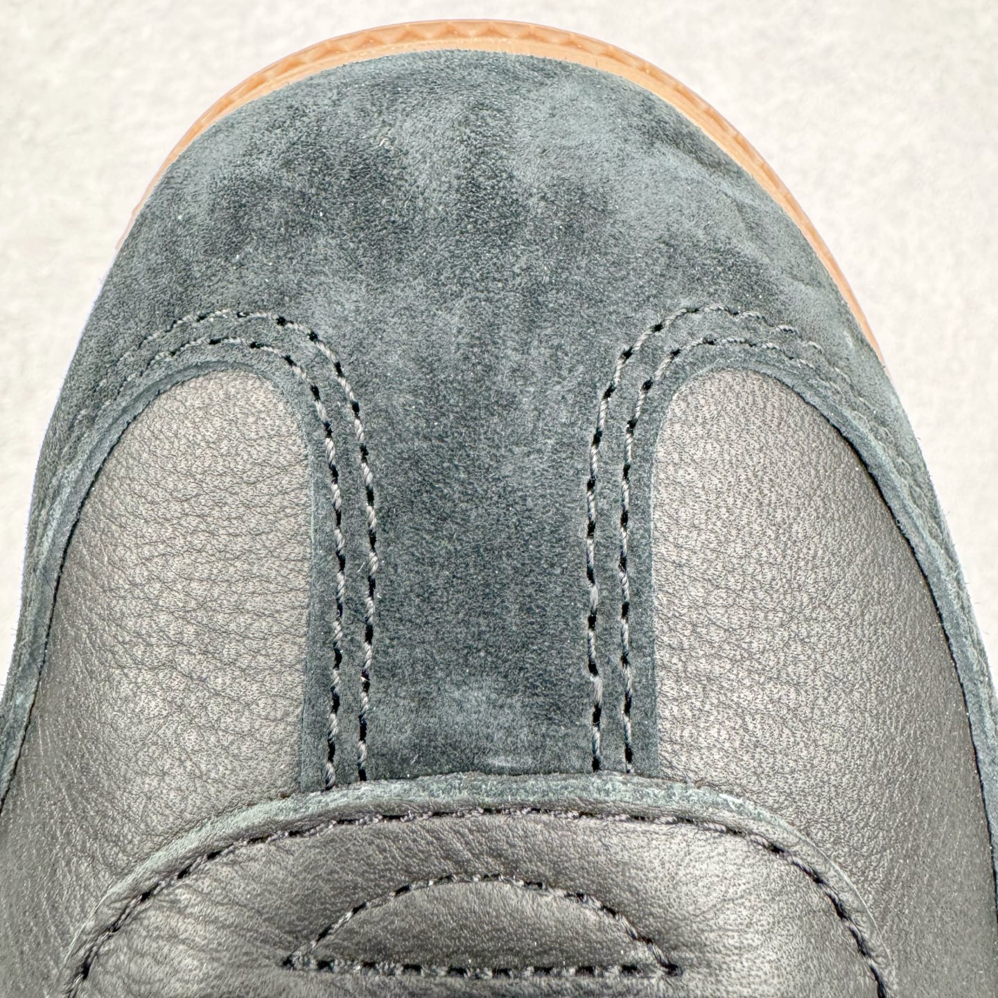 图片[19]-＃PK纯原 JJJJound x AD Originals Samba Classic\\\”Studded Pack Black\\\”桑巴舞系列绅士德训足球风百搭低帮休闲运动板鞋 联名黑白 ID8707 好货不怕晚 市场最强版 原厂进口 \\\”Prime Asia\\\” 山羊皮（纹理自然）原厂台湾进口短绒猪巴革 全套原厂纸板冲刀加持 独家原档案私模RB橡胶大底 含胶量硬度原鞋一致 正确拉帮鞋垫背胶 原厂标裁支持鉴定 高密度丽新布中底 内置环保海玻璃鞋垫 全鞋电脑针车零偏差 产品品控稳定性领先行业 原厂港宝加持定型后跟R度完美 JJJJound x Originals联名鞋 作为合作企划里的金字招牌JJJJound 善于利用自己的极简美学挖掘品牌的全新风貌 本次 JJJJound 携手 Originals 选用大热鞋款 Samba 为蓝本 将鞋款的街头气质无痕转变为「静奢风」 鞋款肉眼可见的被赋予了难得的质感 黑白两色都采用了黄色优质皮革内衬以呼应生胶大底 取消了鞋舌的 Logo 转而采用压纹处理使得鞋款整体氛围更加静谧、奢华 同时为了彰显本次合作鞋款的身份 双方合作标识和 JJJJound Logo 被分别印在鞋口内侧和鞋垫上 尺码：36 36.5 37.5 38 38.5 39 40 40.5 41 42 42.5 43 44 44.5 45 46 46.5-选品中心