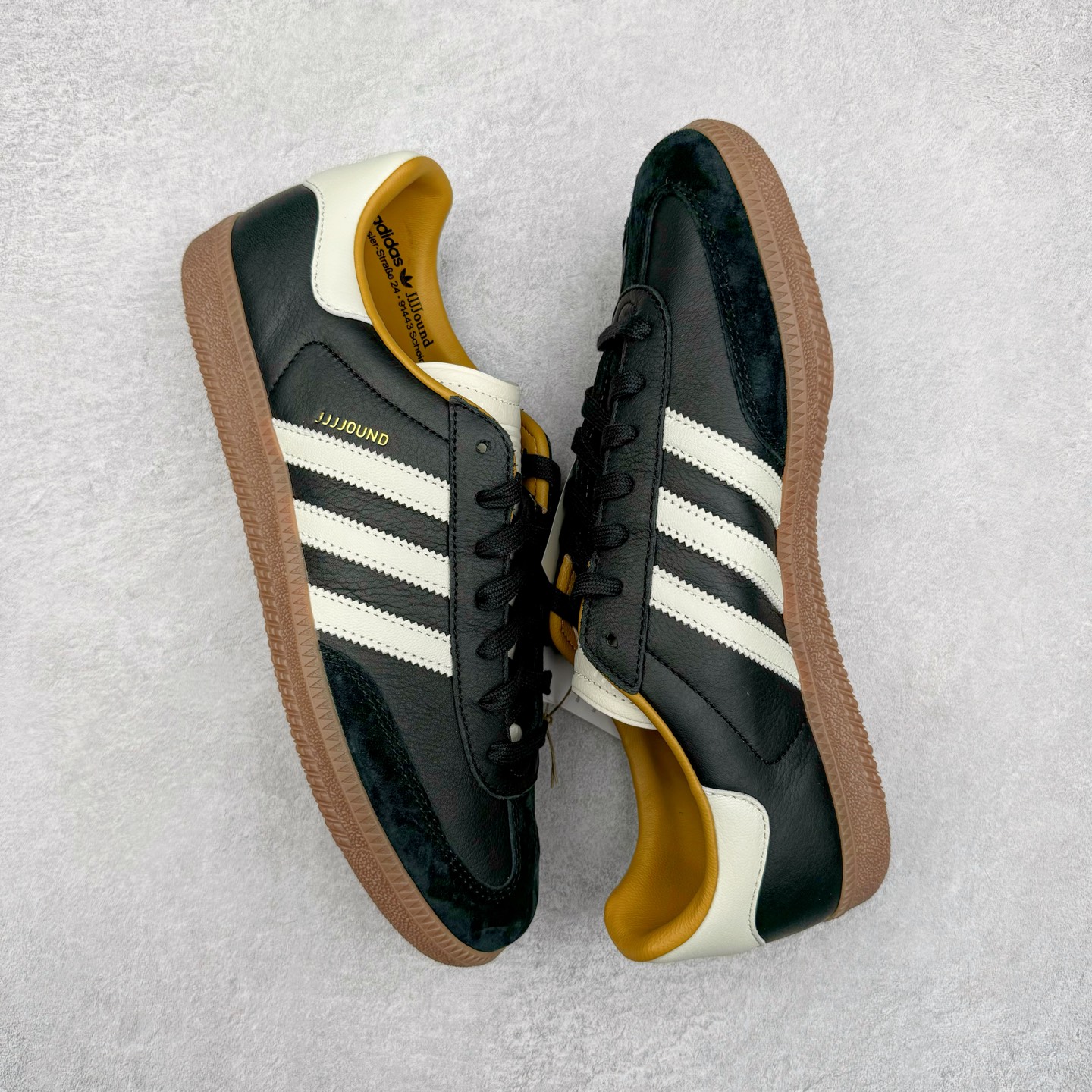 图片[3]-＃PK纯原 JJJJound x AD Originals Samba Classic\\\”Studded Pack Black\\\”桑巴舞系列绅士德训足球风百搭低帮休闲运动板鞋 联名黑白 ID8707 好货不怕晚 市场最强版 原厂进口 \\\”Prime Asia\\\” 山羊皮（纹理自然）原厂台湾进口短绒猪巴革 全套原厂纸板冲刀加持 独家原档案私模RB橡胶大底 含胶量硬度原鞋一致 正确拉帮鞋垫背胶 原厂标裁支持鉴定 高密度丽新布中底 内置环保海玻璃鞋垫 全鞋电脑针车零偏差 产品品控稳定性领先行业 原厂港宝加持定型后跟R度完美 JJJJound x Originals联名鞋 作为合作企划里的金字招牌JJJJound 善于利用自己的极简美学挖掘品牌的全新风貌 本次 JJJJound 携手 Originals 选用大热鞋款 Samba 为蓝本 将鞋款的街头气质无痕转变为「静奢风」 鞋款肉眼可见的被赋予了难得的质感 黑白两色都采用了黄色优质皮革内衬以呼应生胶大底 取消了鞋舌的 Logo 转而采用压纹处理使得鞋款整体氛围更加静谧、奢华 同时为了彰显本次合作鞋款的身份 双方合作标识和 JJJJound Logo 被分别印在鞋口内侧和鞋垫上 尺码：36 36.5 37.5 38 38.5 39 40 40.5 41 42 42.5 43 44 44.5 45 46 46.5-选品中心