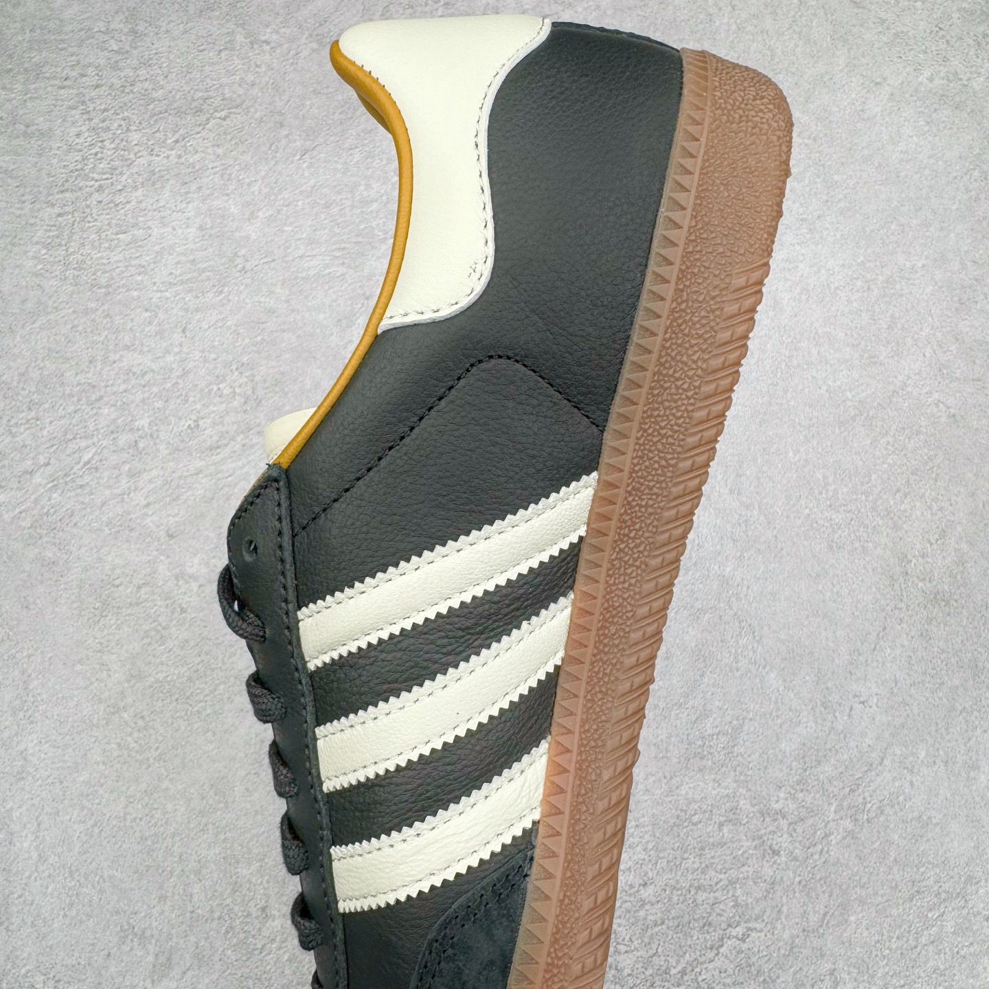 图片[7]-＃PK纯原 JJJJound x AD Originals Samba Classic\\\”Studded Pack Black\\\”桑巴舞系列绅士德训足球风百搭低帮休闲运动板鞋 联名黑白 ID8707 好货不怕晚 市场最强版 原厂进口 \\\”Prime Asia\\\” 山羊皮（纹理自然）原厂台湾进口短绒猪巴革 全套原厂纸板冲刀加持 独家原档案私模RB橡胶大底 含胶量硬度原鞋一致 正确拉帮鞋垫背胶 原厂标裁支持鉴定 高密度丽新布中底 内置环保海玻璃鞋垫 全鞋电脑针车零偏差 产品品控稳定性领先行业 原厂港宝加持定型后跟R度完美 JJJJound x Originals联名鞋 作为合作企划里的金字招牌JJJJound 善于利用自己的极简美学挖掘品牌的全新风貌 本次 JJJJound 携手 Originals 选用大热鞋款 Samba 为蓝本 将鞋款的街头气质无痕转变为「静奢风」 鞋款肉眼可见的被赋予了难得的质感 黑白两色都采用了黄色优质皮革内衬以呼应生胶大底 取消了鞋舌的 Logo 转而采用压纹处理使得鞋款整体氛围更加静谧、奢华 同时为了彰显本次合作鞋款的身份 双方合作标识和 JJJJound Logo 被分别印在鞋口内侧和鞋垫上 尺码：36 36.5 37.5 38 38.5 39 40 40.5 41 42 42.5 43 44 44.5 45 46 46.5-选品中心