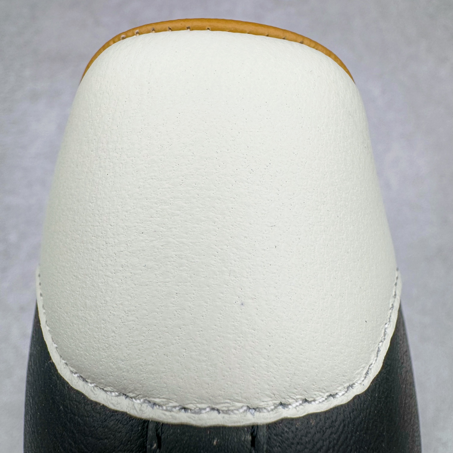 图片[16]-＃PK纯原 JJJJound x AD Originals Samba Classic\\\”Studded Pack Black\\\”桑巴舞系列绅士德训足球风百搭低帮休闲运动板鞋 联名黑白 ID8707 好货不怕晚 市场最强版 原厂进口 \\\”Prime Asia\\\” 山羊皮（纹理自然）原厂台湾进口短绒猪巴革 全套原厂纸板冲刀加持 独家原档案私模RB橡胶大底 含胶量硬度原鞋一致 正确拉帮鞋垫背胶 原厂标裁支持鉴定 高密度丽新布中底 内置环保海玻璃鞋垫 全鞋电脑针车零偏差 产品品控稳定性领先行业 原厂港宝加持定型后跟R度完美 JJJJound x Originals联名鞋 作为合作企划里的金字招牌JJJJound 善于利用自己的极简美学挖掘品牌的全新风貌 本次 JJJJound 携手 Originals 选用大热鞋款 Samba 为蓝本 将鞋款的街头气质无痕转变为「静奢风」 鞋款肉眼可见的被赋予了难得的质感 黑白两色都采用了黄色优质皮革内衬以呼应生胶大底 取消了鞋舌的 Logo 转而采用压纹处理使得鞋款整体氛围更加静谧、奢华 同时为了彰显本次合作鞋款的身份 双方合作标识和 JJJJound Logo 被分别印在鞋口内侧和鞋垫上 尺码：36 36.5 37.5 38 38.5 39 40 40.5 41 42 42.5 43 44 44.5 45 46 46.5-选品中心