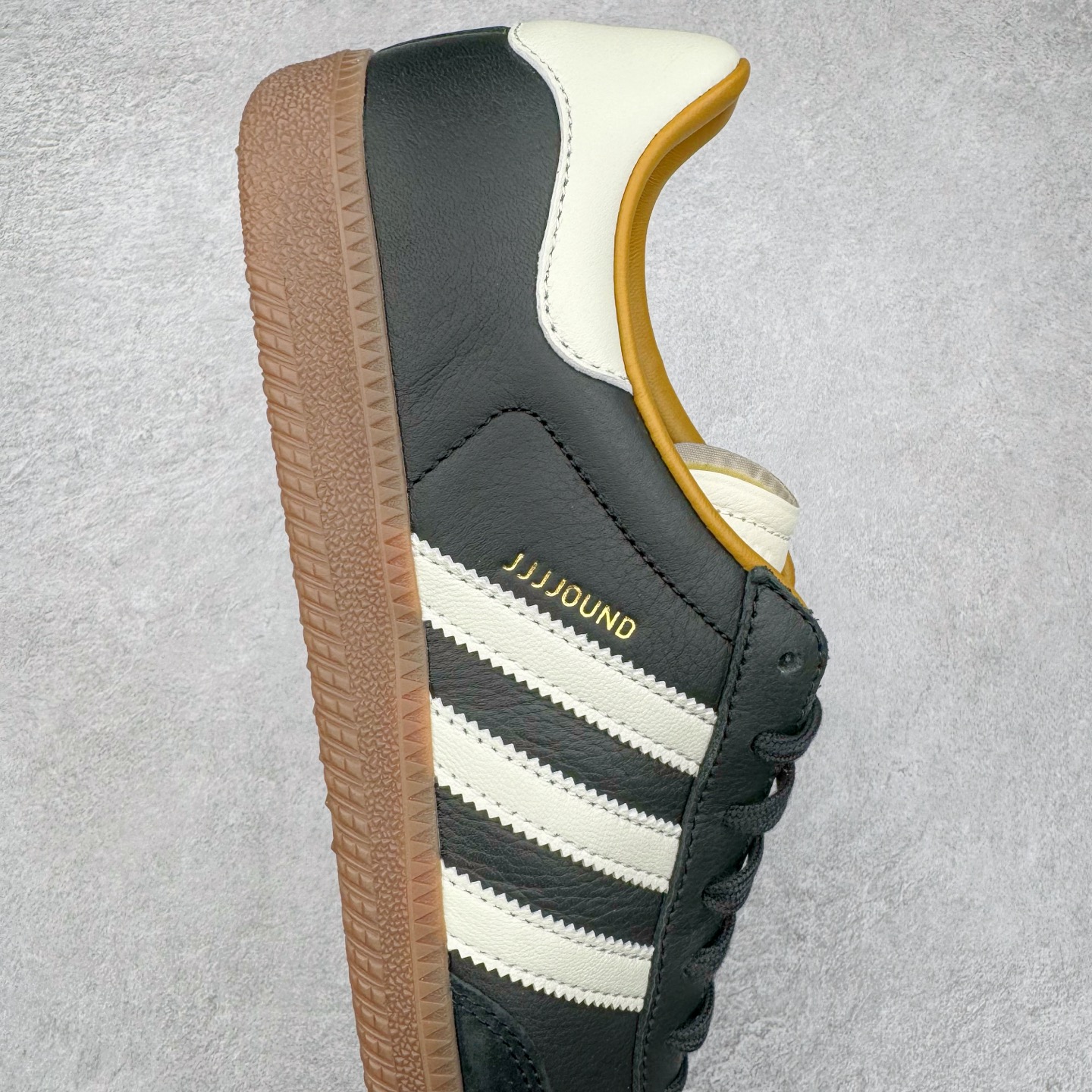 图片[6]-＃PK纯原 JJJJound x AD Originals Samba Classic\\\”Studded Pack Black\\\”桑巴舞系列绅士德训足球风百搭低帮休闲运动板鞋 联名黑白 ID8707 好货不怕晚 市场最强版 原厂进口 \\\”Prime Asia\\\” 山羊皮（纹理自然）原厂台湾进口短绒猪巴革 全套原厂纸板冲刀加持 独家原档案私模RB橡胶大底 含胶量硬度原鞋一致 正确拉帮鞋垫背胶 原厂标裁支持鉴定 高密度丽新布中底 内置环保海玻璃鞋垫 全鞋电脑针车零偏差 产品品控稳定性领先行业 原厂港宝加持定型后跟R度完美 JJJJound x Originals联名鞋 作为合作企划里的金字招牌JJJJound 善于利用自己的极简美学挖掘品牌的全新风貌 本次 JJJJound 携手 Originals 选用大热鞋款 Samba 为蓝本 将鞋款的街头气质无痕转变为「静奢风」 鞋款肉眼可见的被赋予了难得的质感 黑白两色都采用了黄色优质皮革内衬以呼应生胶大底 取消了鞋舌的 Logo 转而采用压纹处理使得鞋款整体氛围更加静谧、奢华 同时为了彰显本次合作鞋款的身份 双方合作标识和 JJJJound Logo 被分别印在鞋口内侧和鞋垫上 尺码：36 36.5 37.5 38 38.5 39 40 40.5 41 42 42.5 43 44 44.5 45 46 46.5-选品中心