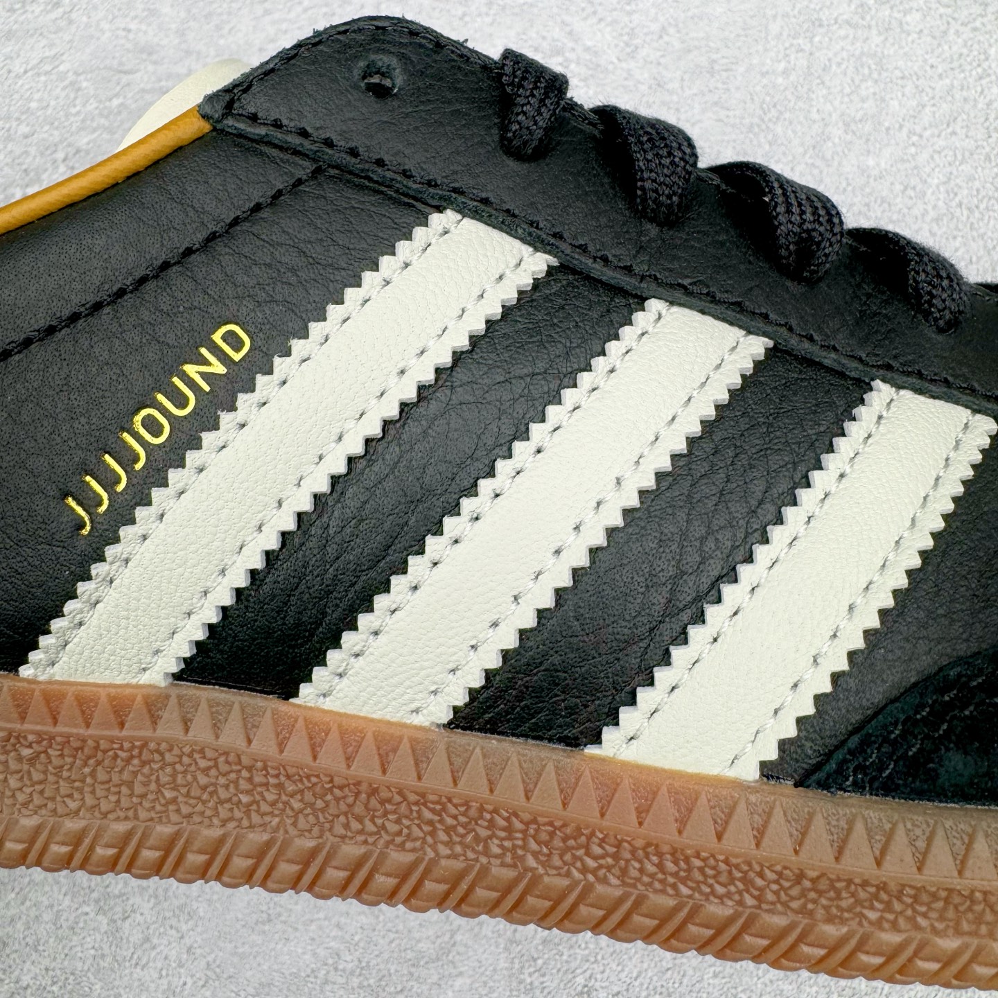 图片[18]-＃PK纯原 JJJJound x AD Originals Samba Classic\\\”Studded Pack Black\\\”桑巴舞系列绅士德训足球风百搭低帮休闲运动板鞋 联名黑白 ID8707 好货不怕晚 市场最强版 原厂进口 \\\”Prime Asia\\\” 山羊皮（纹理自然）原厂台湾进口短绒猪巴革 全套原厂纸板冲刀加持 独家原档案私模RB橡胶大底 含胶量硬度原鞋一致 正确拉帮鞋垫背胶 原厂标裁支持鉴定 高密度丽新布中底 内置环保海玻璃鞋垫 全鞋电脑针车零偏差 产品品控稳定性领先行业 原厂港宝加持定型后跟R度完美 JJJJound x Originals联名鞋 作为合作企划里的金字招牌JJJJound 善于利用自己的极简美学挖掘品牌的全新风貌 本次 JJJJound 携手 Originals 选用大热鞋款 Samba 为蓝本 将鞋款的街头气质无痕转变为「静奢风」 鞋款肉眼可见的被赋予了难得的质感 黑白两色都采用了黄色优质皮革内衬以呼应生胶大底 取消了鞋舌的 Logo 转而采用压纹处理使得鞋款整体氛围更加静谧、奢华 同时为了彰显本次合作鞋款的身份 双方合作标识和 JJJJound Logo 被分别印在鞋口内侧和鞋垫上 尺码：36 36.5 37.5 38 38.5 39 40 40.5 41 42 42.5 43 44 44.5 45 46 46.5-选品中心