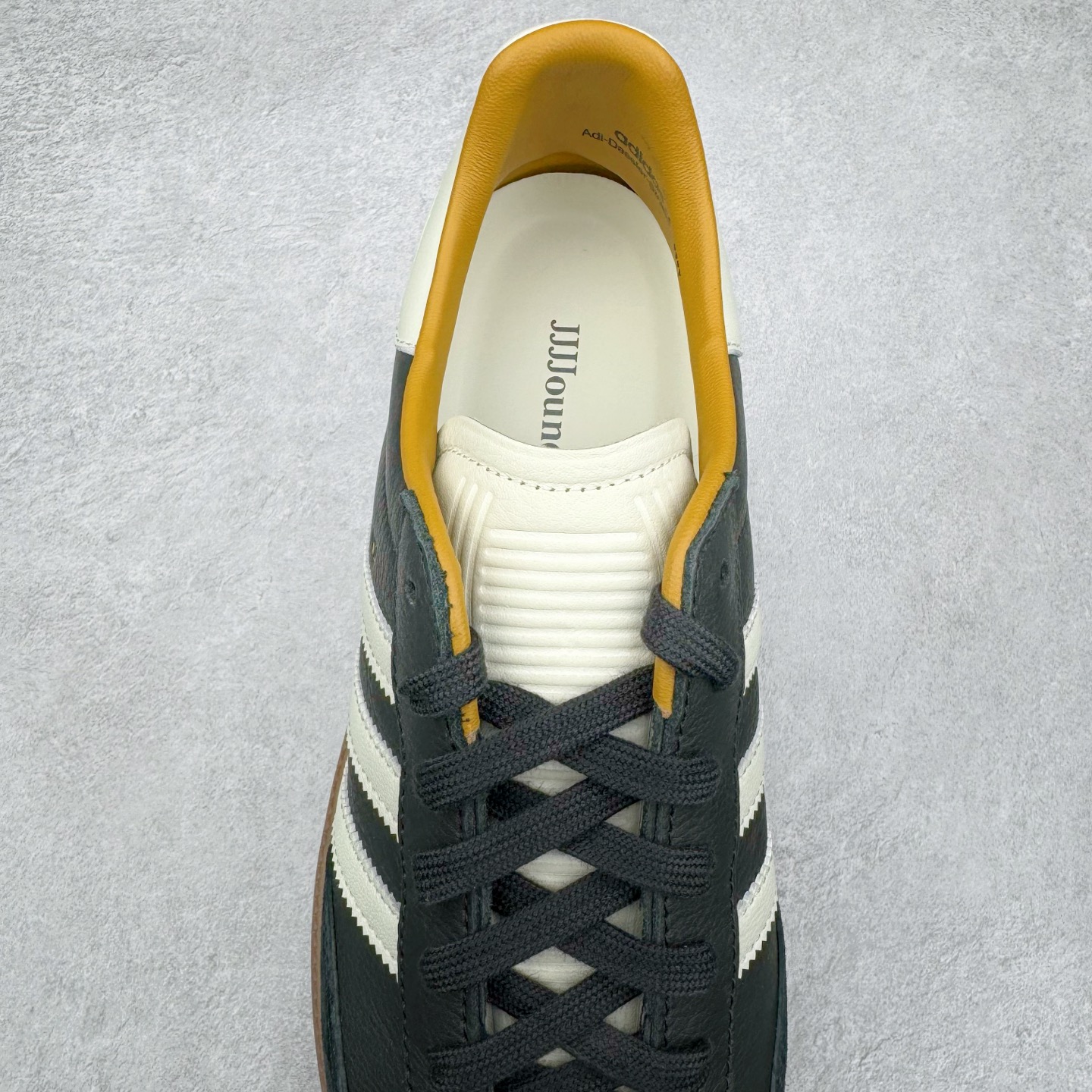 图片[5]-＃PK纯原 JJJJound x AD Originals Samba Classic\\\”Studded Pack Black\\\”桑巴舞系列绅士德训足球风百搭低帮休闲运动板鞋 联名黑白 ID8707 好货不怕晚 市场最强版 原厂进口 \\\”Prime Asia\\\” 山羊皮（纹理自然）原厂台湾进口短绒猪巴革 全套原厂纸板冲刀加持 独家原档案私模RB橡胶大底 含胶量硬度原鞋一致 正确拉帮鞋垫背胶 原厂标裁支持鉴定 高密度丽新布中底 内置环保海玻璃鞋垫 全鞋电脑针车零偏差 产品品控稳定性领先行业 原厂港宝加持定型后跟R度完美 JJJJound x Originals联名鞋 作为合作企划里的金字招牌JJJJound 善于利用自己的极简美学挖掘品牌的全新风貌 本次 JJJJound 携手 Originals 选用大热鞋款 Samba 为蓝本 将鞋款的街头气质无痕转变为「静奢风」 鞋款肉眼可见的被赋予了难得的质感 黑白两色都采用了黄色优质皮革内衬以呼应生胶大底 取消了鞋舌的 Logo 转而采用压纹处理使得鞋款整体氛围更加静谧、奢华 同时为了彰显本次合作鞋款的身份 双方合作标识和 JJJJound Logo 被分别印在鞋口内侧和鞋垫上 尺码：36 36.5 37.5 38 38.5 39 40 40.5 41 42 42.5 43 44 44.5 45 46 46.5-选品中心