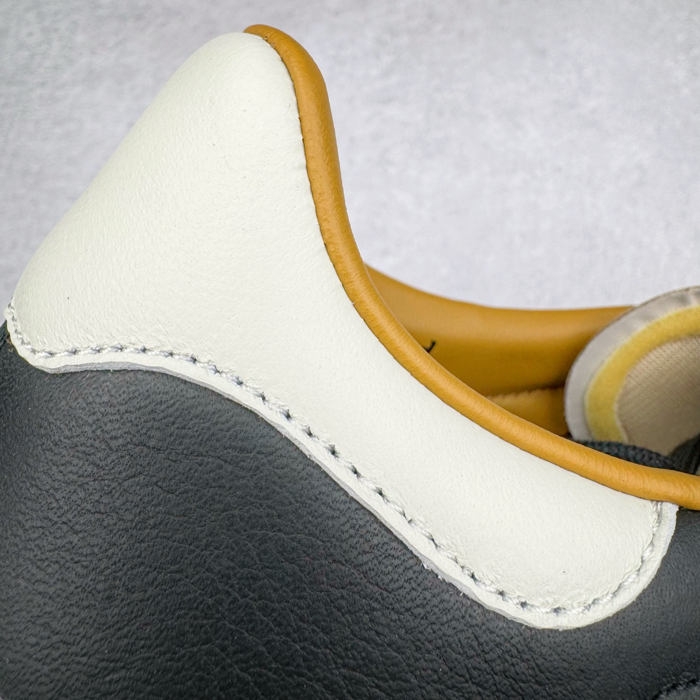 图片[17]-＃PK纯原 JJJJound x AD Originals Samba Classic\\\”Studded Pack Black\\\”桑巴舞系列绅士德训足球风百搭低帮休闲运动板鞋 联名黑白 ID8707 好货不怕晚 市场最强版 原厂进口 \\\”Prime Asia\\\” 山羊皮（纹理自然）原厂台湾进口短绒猪巴革 全套原厂纸板冲刀加持 独家原档案私模RB橡胶大底 含胶量硬度原鞋一致 正确拉帮鞋垫背胶 原厂标裁支持鉴定 高密度丽新布中底 内置环保海玻璃鞋垫 全鞋电脑针车零偏差 产品品控稳定性领先行业 原厂港宝加持定型后跟R度完美 JJJJound x Originals联名鞋 作为合作企划里的金字招牌JJJJound 善于利用自己的极简美学挖掘品牌的全新风貌 本次 JJJJound 携手 Originals 选用大热鞋款 Samba 为蓝本 将鞋款的街头气质无痕转变为「静奢风」 鞋款肉眼可见的被赋予了难得的质感 黑白两色都采用了黄色优质皮革内衬以呼应生胶大底 取消了鞋舌的 Logo 转而采用压纹处理使得鞋款整体氛围更加静谧、奢华 同时为了彰显本次合作鞋款的身份 双方合作标识和 JJJJound Logo 被分别印在鞋口内侧和鞋垫上 尺码：36 36.5 37.5 38 38.5 39 40 40.5 41 42 42.5 43 44 44.5 45 46 46.5-选品中心