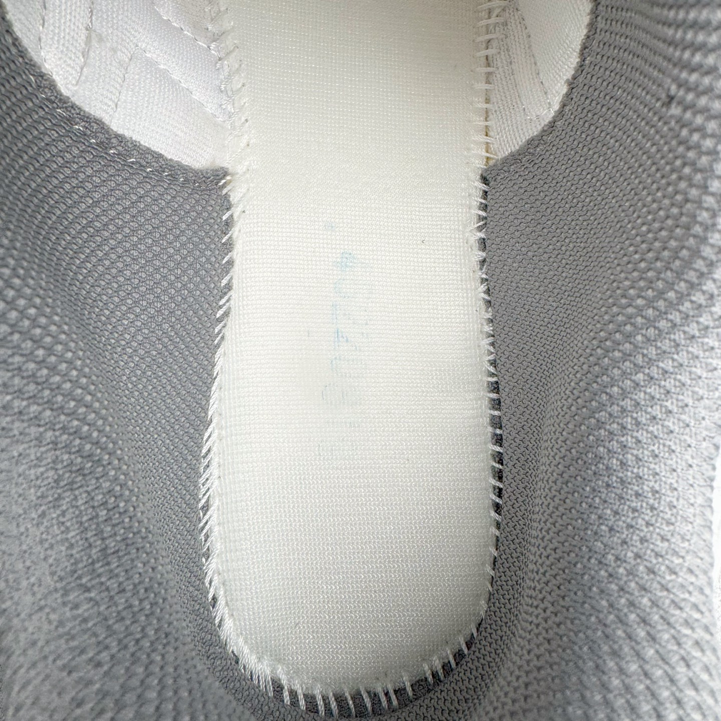 图片[11]-＃PK纯原 Asics Gel-Kayano K14 亚瑟士系列复古舒适织物合成革减震防滑耐磨低帮休闲跑步鞋 市场顶级版本 原装纸板楦头开发 独家原档数据私模五层组合大底 原厂定制缓震硅胶加持 原盒原配 官方四联吊牌 一比一同步原鞋工艺和用料 鞋面原厂三明治多层网布 区别其他同价版本 鞋垫采用原厂OrthoLite欧索莱材质 非普通海玻璃鞋垫 后跟一样采用了GEL缓震胶 整体系列设计非常的科技感 锻炼跑步的同时让你一样时尚百搭 重新诠释了复古的跑步形状 并以其 2000年代后期的美学理念重新铺装这双KAYANO 14以银色为主打配色 中底处的GEL 缓震胶与鞋面上logo 勾勒出银色线条作为细节点缀 让整双鞋子颇具未来机能感 创造出未来感金属色鞋面 改造升级内在性能 由内而外的革新 为GEL-KAYANO 家族传承及经典跑鞋文化的延续 创下里程碑式作品 作为一款经典的跑鞋，也是当下 Y2K风潮下很有代表性的鞋款 这双GEL-KAYANO 14 丝毫不输联名款的颜值 很难不让人心动 尺码：40 40.5 41.5 42 42.5 43.5 44 44.5 45-选品中心