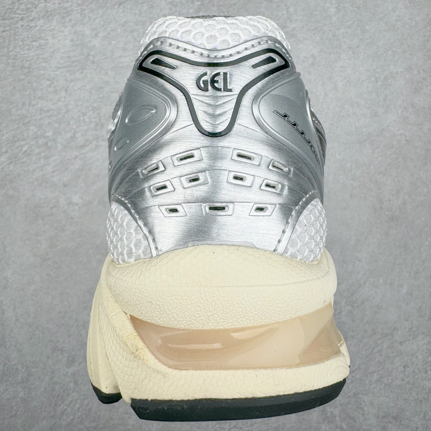 图片[8]-＃PK纯原 Asics Gel-Kayano K14 亚瑟士系列复古舒适织物合成革减震防滑耐磨低帮休闲跑步鞋 市场顶级版本 原装纸板楦头开发 独家原档数据私模五层组合大底 原厂定制缓震硅胶加持 原盒原配 官方四联吊牌 一比一同步原鞋工艺和用料 鞋面原厂三明治多层网布 区别其他同价版本 鞋垫采用原厂OrthoLite欧索莱材质 非普通海玻璃鞋垫 后跟一样采用了GEL缓震胶 整体系列设计非常的科技感 锻炼跑步的同时让你一样时尚百搭 重新诠释了复古的跑步形状 并以其 2000年代后期的美学理念重新铺装这双KAYANO 14以银色为主打配色 中底处的GEL 缓震胶与鞋面上logo 勾勒出银色线条作为细节点缀 让整双鞋子颇具未来机能感 创造出未来感金属色鞋面 改造升级内在性能 由内而外的革新 为GEL-KAYANO 家族传承及经典跑鞋文化的延续 创下里程碑式作品 作为一款经典的跑鞋，也是当下 Y2K风潮下很有代表性的鞋款 这双GEL-KAYANO 14 丝毫不输联名款的颜值 很难不让人心动 尺码：40 40.5 41.5 42 42.5 43.5 44 44.5 45-选品中心