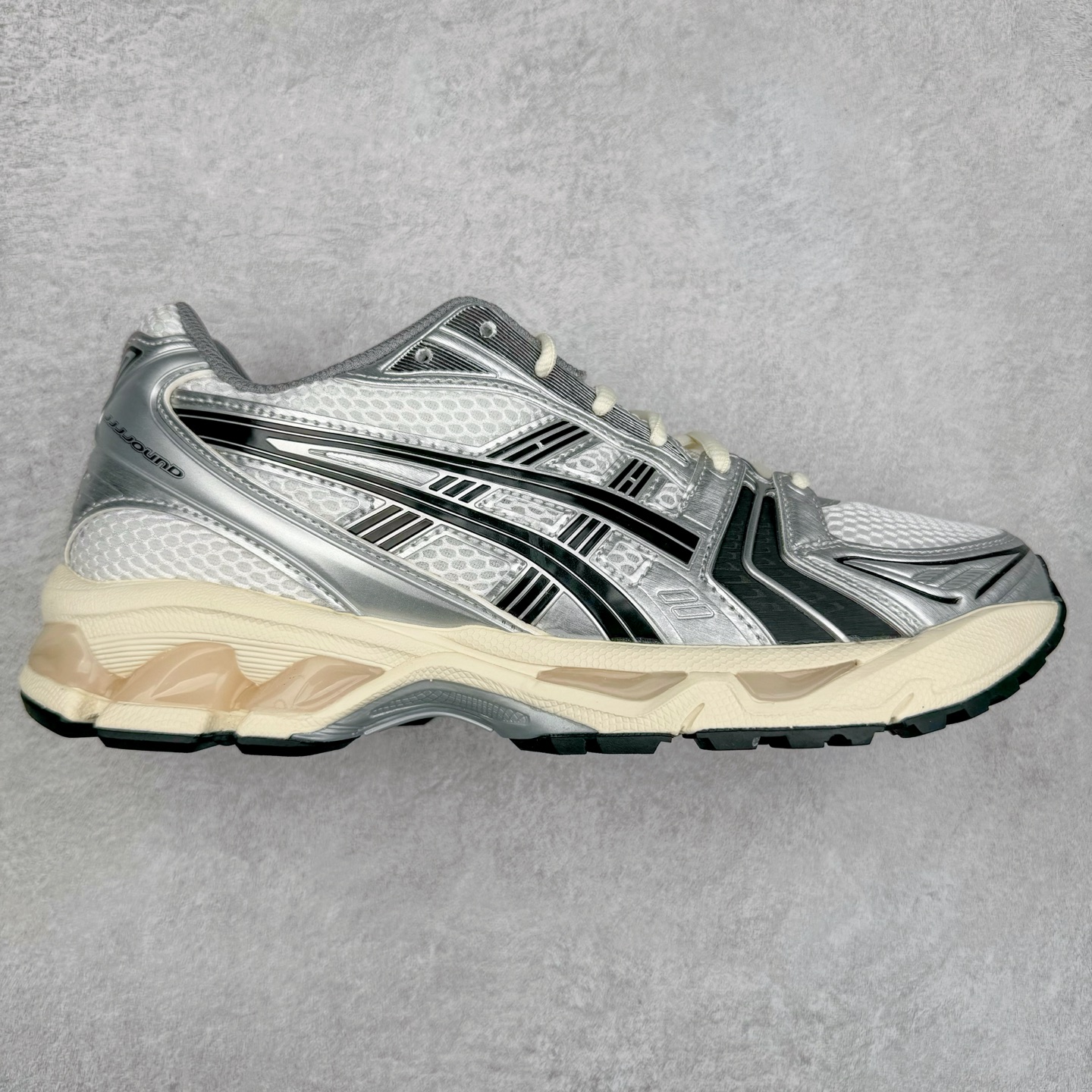 ＃PK纯原 Asics Gel-Kayano K14 亚瑟士系列复古舒适织物合成革减震防滑耐磨低帮休闲跑步鞋 市场顶级版本 原装纸板楦头开发 独家原档数据私模五层组合大底 原厂定制缓震硅胶加持 原盒原配 官方四联吊牌 一比一同步原鞋工艺和用料 鞋面原厂三明治多层网布 区别其他同价版本 鞋垫采用原厂OrthoLite欧索莱材质 非普通海玻璃鞋垫 后跟一样采用了GEL缓震胶 整体系列设计非常的科技感 锻炼跑步的同时让你一样时尚百搭 重新诠释了复古的跑步形状 并以其 2000年代后期的美学理念重新铺装这双KAYANO 14以银色为主打配色 中底处的GEL 缓震胶与鞋面上logo 勾勒出银色线条作为细节点缀 让整双鞋子颇具未来机能感 创造出未来感金属色鞋面 改造升级内在性能 由内而外的革新 为GEL-KAYANO 家族传承及经典跑鞋文化的延续 创下里程碑式作品 作为一款经典的跑鞋，也是当下 Y2K风潮下很有代表性的鞋款 这双GEL-KAYANO 14 丝毫不输联名款的颜值 很难不让人心动 尺码：40 40.5 41.5 42 42.5 43.5 44 44.5 45-选品中心