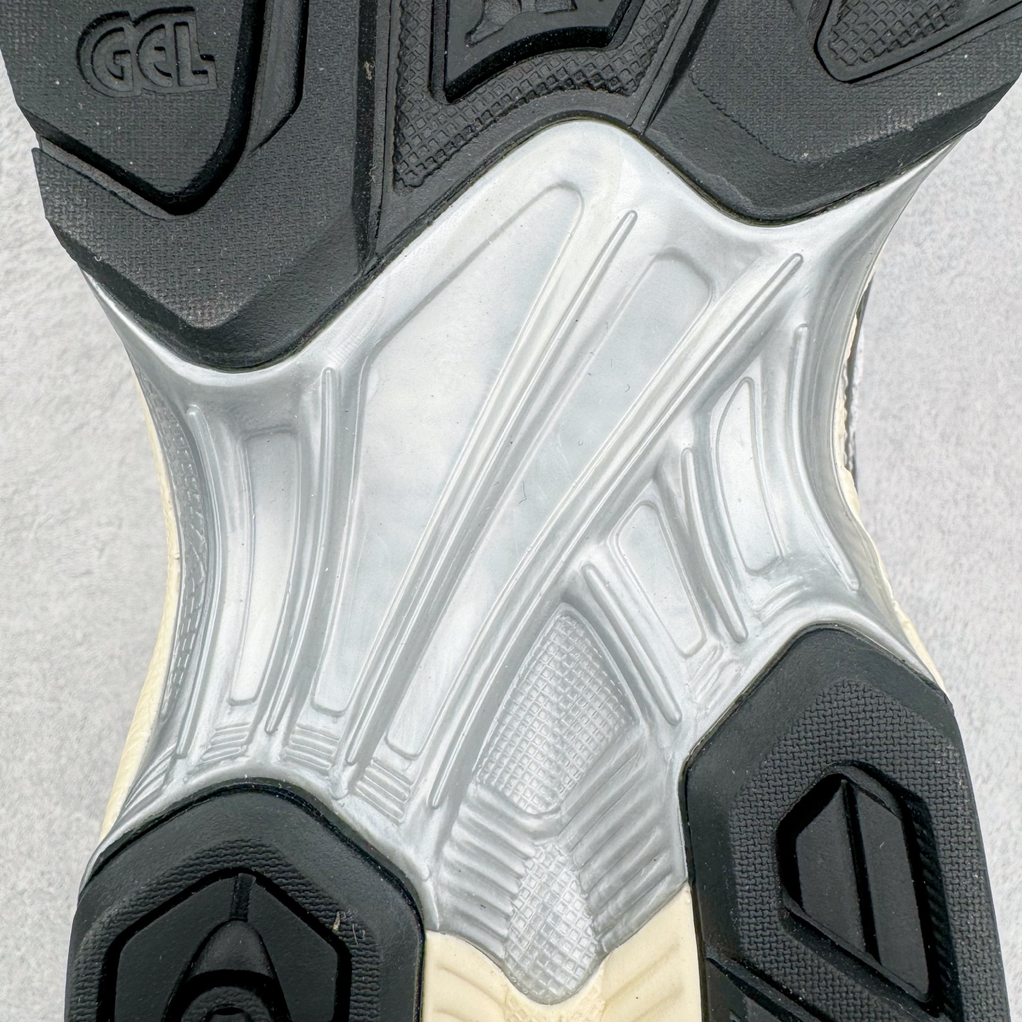 图片[24]-＃PK纯原 Asics Gel-Kayano K14 亚瑟士系列复古舒适织物合成革减震防滑耐磨低帮休闲跑步鞋 市场顶级版本 原装纸板楦头开发 独家原档数据私模五层组合大底 原厂定制缓震硅胶加持 原盒原配 官方四联吊牌 一比一同步原鞋工艺和用料 鞋面原厂三明治多层网布 区别其他同价版本 鞋垫采用原厂OrthoLite欧索莱材质 非普通海玻璃鞋垫 后跟一样采用了GEL缓震胶 整体系列设计非常的科技感 锻炼跑步的同时让你一样时尚百搭 重新诠释了复古的跑步形状 并以其 2000年代后期的美学理念重新铺装这双KAYANO 14以银色为主打配色 中底处的GEL 缓震胶与鞋面上logo 勾勒出银色线条作为细节点缀 让整双鞋子颇具未来机能感 创造出未来感金属色鞋面 改造升级内在性能 由内而外的革新 为GEL-KAYANO 家族传承及经典跑鞋文化的延续 创下里程碑式作品 作为一款经典的跑鞋，也是当下 Y2K风潮下很有代表性的鞋款 这双GEL-KAYANO 14 丝毫不输联名款的颜值 很难不让人心动 尺码：40 40.5 41.5 42 42.5 43.5 44 44.5 45-选品中心