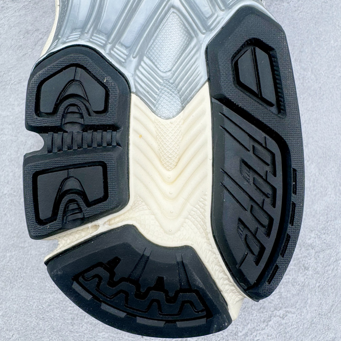 图片[23]-＃PK纯原 Asics Gel-Kayano K14 亚瑟士系列复古舒适织物合成革减震防滑耐磨低帮休闲跑步鞋 市场顶级版本 原装纸板楦头开发 独家原档数据私模五层组合大底 原厂定制缓震硅胶加持 原盒原配 官方四联吊牌 一比一同步原鞋工艺和用料 鞋面原厂三明治多层网布 区别其他同价版本 鞋垫采用原厂OrthoLite欧索莱材质 非普通海玻璃鞋垫 后跟一样采用了GEL缓震胶 整体系列设计非常的科技感 锻炼跑步的同时让你一样时尚百搭 重新诠释了复古的跑步形状 并以其 2000年代后期的美学理念重新铺装这双KAYANO 14以银色为主打配色 中底处的GEL 缓震胶与鞋面上logo 勾勒出银色线条作为细节点缀 让整双鞋子颇具未来机能感 创造出未来感金属色鞋面 改造升级内在性能 由内而外的革新 为GEL-KAYANO 家族传承及经典跑鞋文化的延续 创下里程碑式作品 作为一款经典的跑鞋，也是当下 Y2K风潮下很有代表性的鞋款 这双GEL-KAYANO 14 丝毫不输联名款的颜值 很难不让人心动 尺码：40 40.5 41.5 42 42.5 43.5 44 44.5 45-选品中心