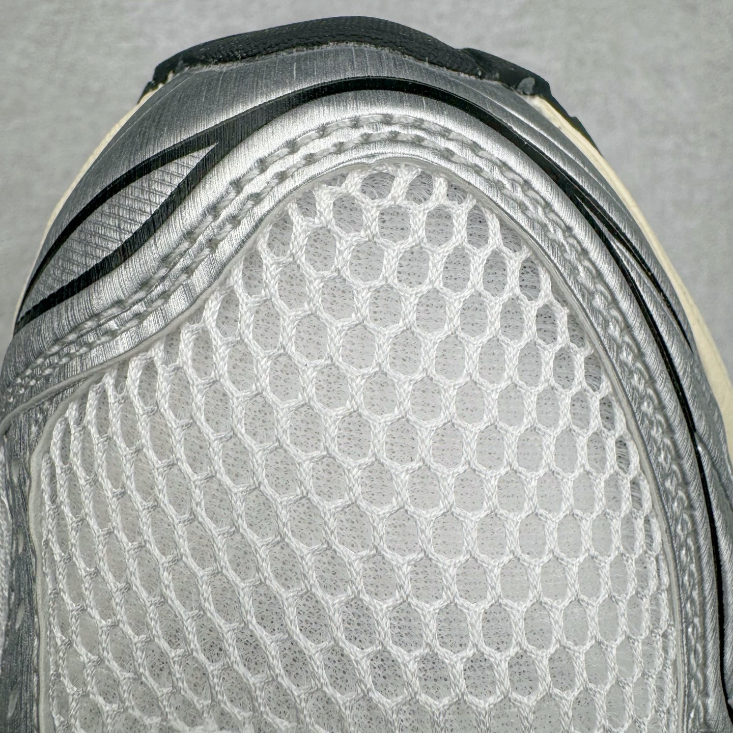 图片[21]-＃PK纯原 Asics Gel-Kayano K14 亚瑟士系列复古舒适织物合成革减震防滑耐磨低帮休闲跑步鞋 市场顶级版本 原装纸板楦头开发 独家原档数据私模五层组合大底 原厂定制缓震硅胶加持 原盒原配 官方四联吊牌 一比一同步原鞋工艺和用料 鞋面原厂三明治多层网布 区别其他同价版本 鞋垫采用原厂OrthoLite欧索莱材质 非普通海玻璃鞋垫 后跟一样采用了GEL缓震胶 整体系列设计非常的科技感 锻炼跑步的同时让你一样时尚百搭 重新诠释了复古的跑步形状 并以其 2000年代后期的美学理念重新铺装这双KAYANO 14以银色为主打配色 中底处的GEL 缓震胶与鞋面上logo 勾勒出银色线条作为细节点缀 让整双鞋子颇具未来机能感 创造出未来感金属色鞋面 改造升级内在性能 由内而外的革新 为GEL-KAYANO 家族传承及经典跑鞋文化的延续 创下里程碑式作品 作为一款经典的跑鞋，也是当下 Y2K风潮下很有代表性的鞋款 这双GEL-KAYANO 14 丝毫不输联名款的颜值 很难不让人心动 尺码：40 40.5 41.5 42 42.5 43.5 44 44.5 45-选品中心