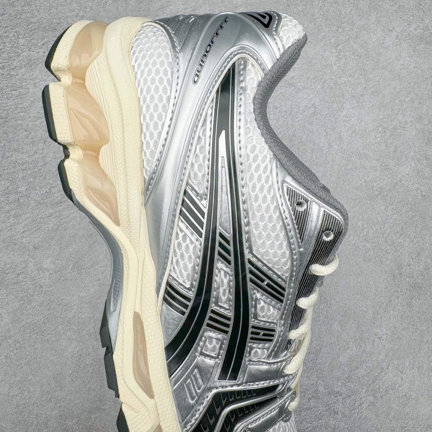 图片[6]-＃PK纯原 Asics Gel-Kayano K14 亚瑟士系列复古舒适织物合成革减震防滑耐磨低帮休闲跑步鞋 市场顶级版本 原装纸板楦头开发 独家原档数据私模五层组合大底 原厂定制缓震硅胶加持 原盒原配 官方四联吊牌 一比一同步原鞋工艺和用料 鞋面原厂三明治多层网布 区别其他同价版本 鞋垫采用原厂OrthoLite欧索莱材质 非普通海玻璃鞋垫 后跟一样采用了GEL缓震胶 整体系列设计非常的科技感 锻炼跑步的同时让你一样时尚百搭 重新诠释了复古的跑步形状 并以其 2000年代后期的美学理念重新铺装这双KAYANO 14以银色为主打配色 中底处的GEL 缓震胶与鞋面上logo 勾勒出银色线条作为细节点缀 让整双鞋子颇具未来机能感 创造出未来感金属色鞋面 改造升级内在性能 由内而外的革新 为GEL-KAYANO 家族传承及经典跑鞋文化的延续 创下里程碑式作品 作为一款经典的跑鞋，也是当下 Y2K风潮下很有代表性的鞋款 这双GEL-KAYANO 14 丝毫不输联名款的颜值 很难不让人心动 尺码：40 40.5 41.5 42 42.5 43.5 44 44.5 45-选品中心