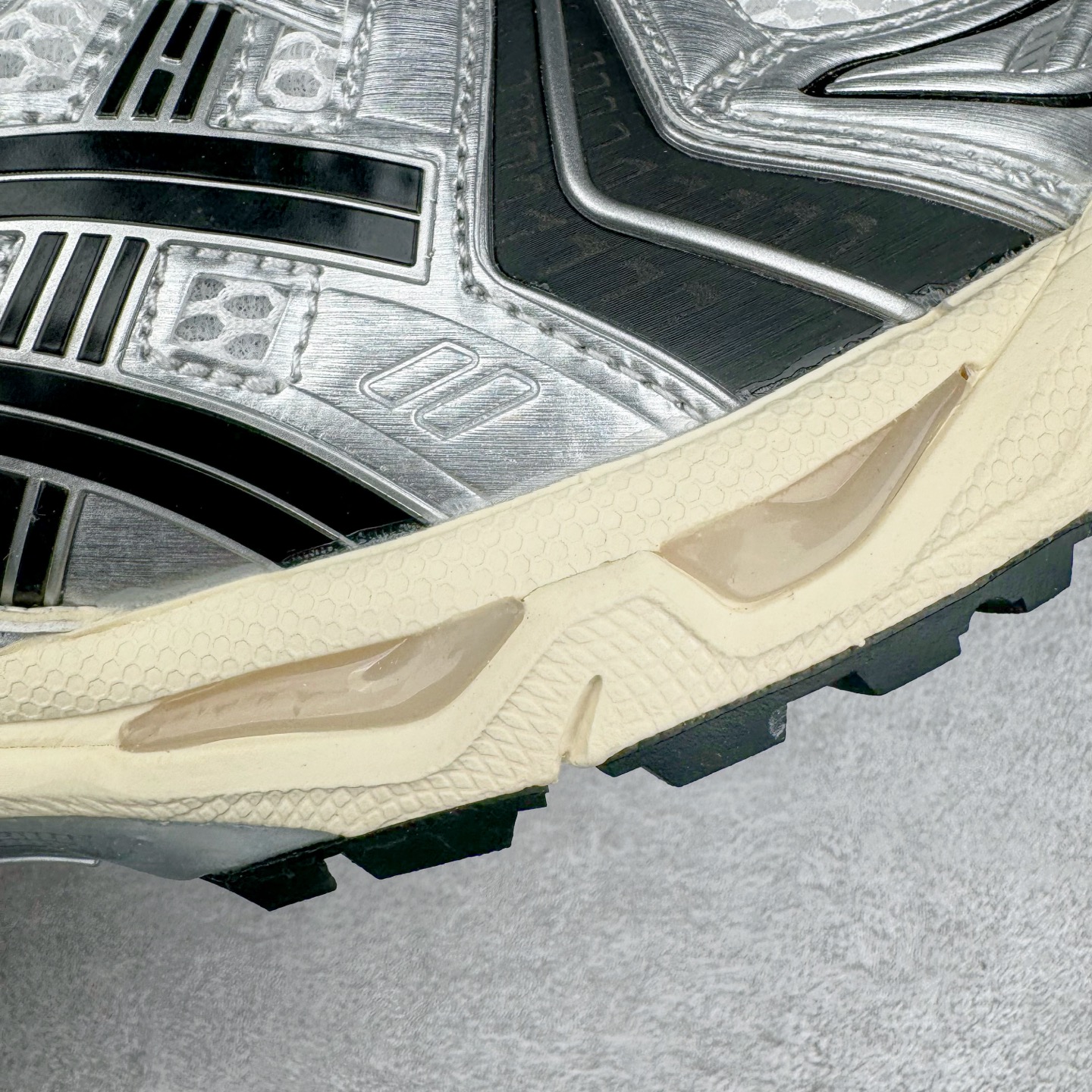 图片[19]-＃PK纯原 Asics Gel-Kayano K14 亚瑟士系列复古舒适织物合成革减震防滑耐磨低帮休闲跑步鞋 市场顶级版本 原装纸板楦头开发 独家原档数据私模五层组合大底 原厂定制缓震硅胶加持 原盒原配 官方四联吊牌 一比一同步原鞋工艺和用料 鞋面原厂三明治多层网布 区别其他同价版本 鞋垫采用原厂OrthoLite欧索莱材质 非普通海玻璃鞋垫 后跟一样采用了GEL缓震胶 整体系列设计非常的科技感 锻炼跑步的同时让你一样时尚百搭 重新诠释了复古的跑步形状 并以其 2000年代后期的美学理念重新铺装这双KAYANO 14以银色为主打配色 中底处的GEL 缓震胶与鞋面上logo 勾勒出银色线条作为细节点缀 让整双鞋子颇具未来机能感 创造出未来感金属色鞋面 改造升级内在性能 由内而外的革新 为GEL-KAYANO 家族传承及经典跑鞋文化的延续 创下里程碑式作品 作为一款经典的跑鞋，也是当下 Y2K风潮下很有代表性的鞋款 这双GEL-KAYANO 14 丝毫不输联名款的颜值 很难不让人心动 尺码：40 40.5 41.5 42 42.5 43.5 44 44.5 45-选品中心