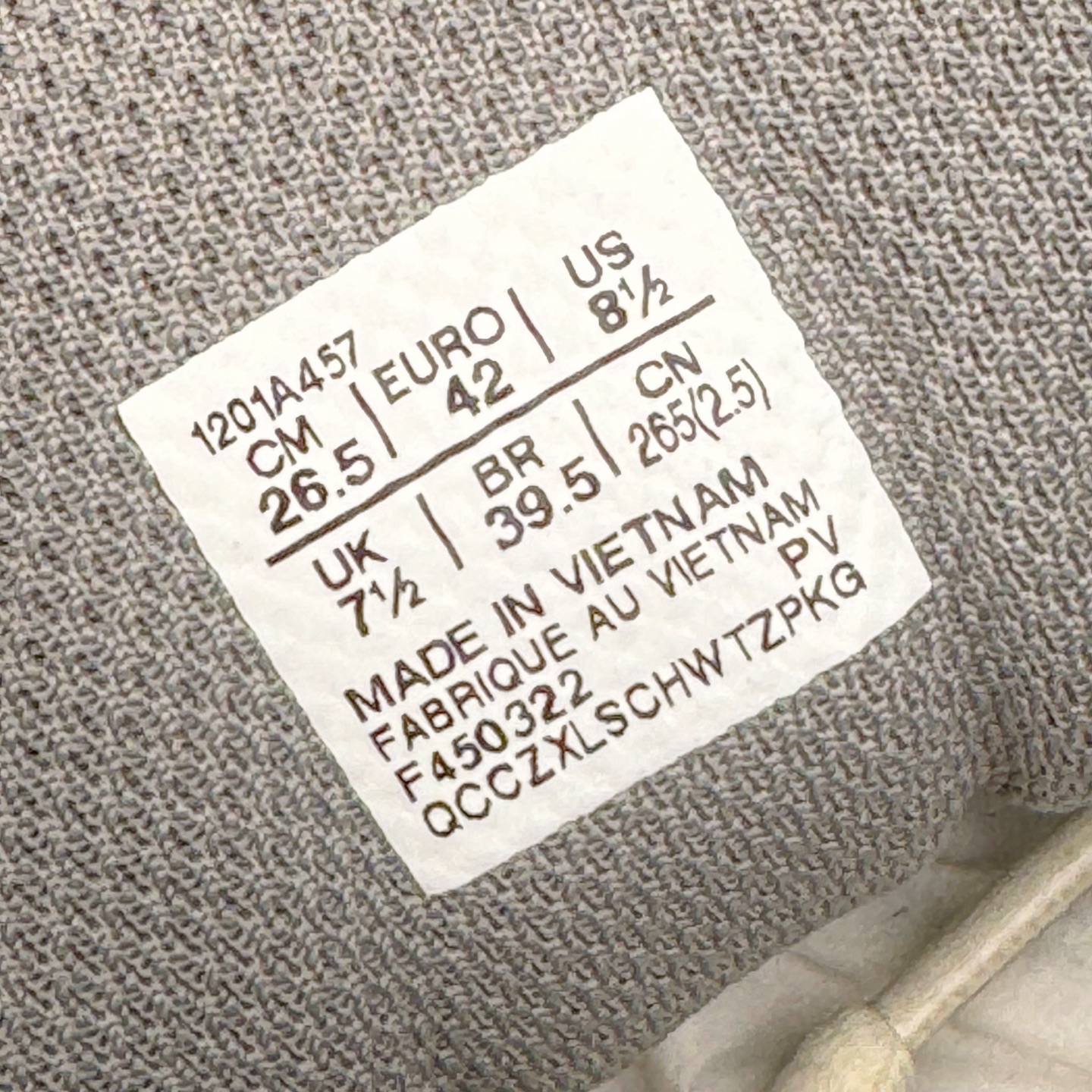 图片[14]-＃PK纯原 Asics Gel-Kayano K14 亚瑟士系列复古舒适织物合成革减震防滑耐磨低帮休闲跑步鞋 市场顶级版本 原装纸板楦头开发 独家原档数据私模五层组合大底 原厂定制缓震硅胶加持 原盒原配 官方四联吊牌 一比一同步原鞋工艺和用料 鞋面原厂三明治多层网布 区别其他同价版本 鞋垫采用原厂OrthoLite欧索莱材质 非普通海玻璃鞋垫 后跟一样采用了GEL缓震胶 整体系列设计非常的科技感 锻炼跑步的同时让你一样时尚百搭 重新诠释了复古的跑步形状 并以其 2000年代后期的美学理念重新铺装这双KAYANO 14以银色为主打配色 中底处的GEL 缓震胶与鞋面上logo 勾勒出银色线条作为细节点缀 让整双鞋子颇具未来机能感 创造出未来感金属色鞋面 改造升级内在性能 由内而外的革新 为GEL-KAYANO 家族传承及经典跑鞋文化的延续 创下里程碑式作品 作为一款经典的跑鞋，也是当下 Y2K风潮下很有代表性的鞋款 这双GEL-KAYANO 14 丝毫不输联名款的颜值 很难不让人心动 尺码：40 40.5 41.5 42 42.5 43.5 44 44.5 45-选品中心