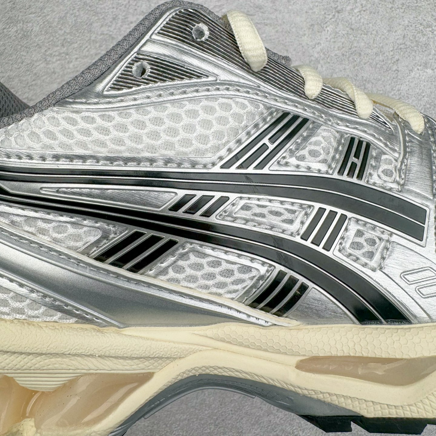 图片[20]-＃PK纯原 Asics Gel-Kayano K14 亚瑟士系列复古舒适织物合成革减震防滑耐磨低帮休闲跑步鞋 市场顶级版本 原装纸板楦头开发 独家原档数据私模五层组合大底 原厂定制缓震硅胶加持 原盒原配 官方四联吊牌 一比一同步原鞋工艺和用料 鞋面原厂三明治多层网布 区别其他同价版本 鞋垫采用原厂OrthoLite欧索莱材质 非普通海玻璃鞋垫 后跟一样采用了GEL缓震胶 整体系列设计非常的科技感 锻炼跑步的同时让你一样时尚百搭 重新诠释了复古的跑步形状 并以其 2000年代后期的美学理念重新铺装这双KAYANO 14以银色为主打配色 中底处的GEL 缓震胶与鞋面上logo 勾勒出银色线条作为细节点缀 让整双鞋子颇具未来机能感 创造出未来感金属色鞋面 改造升级内在性能 由内而外的革新 为GEL-KAYANO 家族传承及经典跑鞋文化的延续 创下里程碑式作品 作为一款经典的跑鞋，也是当下 Y2K风潮下很有代表性的鞋款 这双GEL-KAYANO 14 丝毫不输联名款的颜值 很难不让人心动 尺码：40 40.5 41.5 42 42.5 43.5 44 44.5 45-选品中心