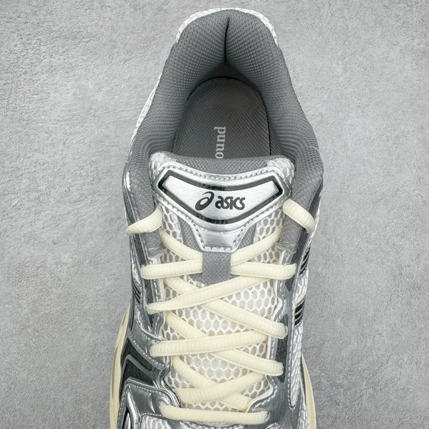 图片[5]-＃PK纯原 Asics Gel-Kayano K14 亚瑟士系列复古舒适织物合成革减震防滑耐磨低帮休闲跑步鞋 市场顶级版本 原装纸板楦头开发 独家原档数据私模五层组合大底 原厂定制缓震硅胶加持 原盒原配 官方四联吊牌 一比一同步原鞋工艺和用料 鞋面原厂三明治多层网布 区别其他同价版本 鞋垫采用原厂OrthoLite欧索莱材质 非普通海玻璃鞋垫 后跟一样采用了GEL缓震胶 整体系列设计非常的科技感 锻炼跑步的同时让你一样时尚百搭 重新诠释了复古的跑步形状 并以其 2000年代后期的美学理念重新铺装这双KAYANO 14以银色为主打配色 中底处的GEL 缓震胶与鞋面上logo 勾勒出银色线条作为细节点缀 让整双鞋子颇具未来机能感 创造出未来感金属色鞋面 改造升级内在性能 由内而外的革新 为GEL-KAYANO 家族传承及经典跑鞋文化的延续 创下里程碑式作品 作为一款经典的跑鞋，也是当下 Y2K风潮下很有代表性的鞋款 这双GEL-KAYANO 14 丝毫不输联名款的颜值 很难不让人心动 尺码：40 40.5 41.5 42 42.5 43.5 44 44.5 45-选品中心