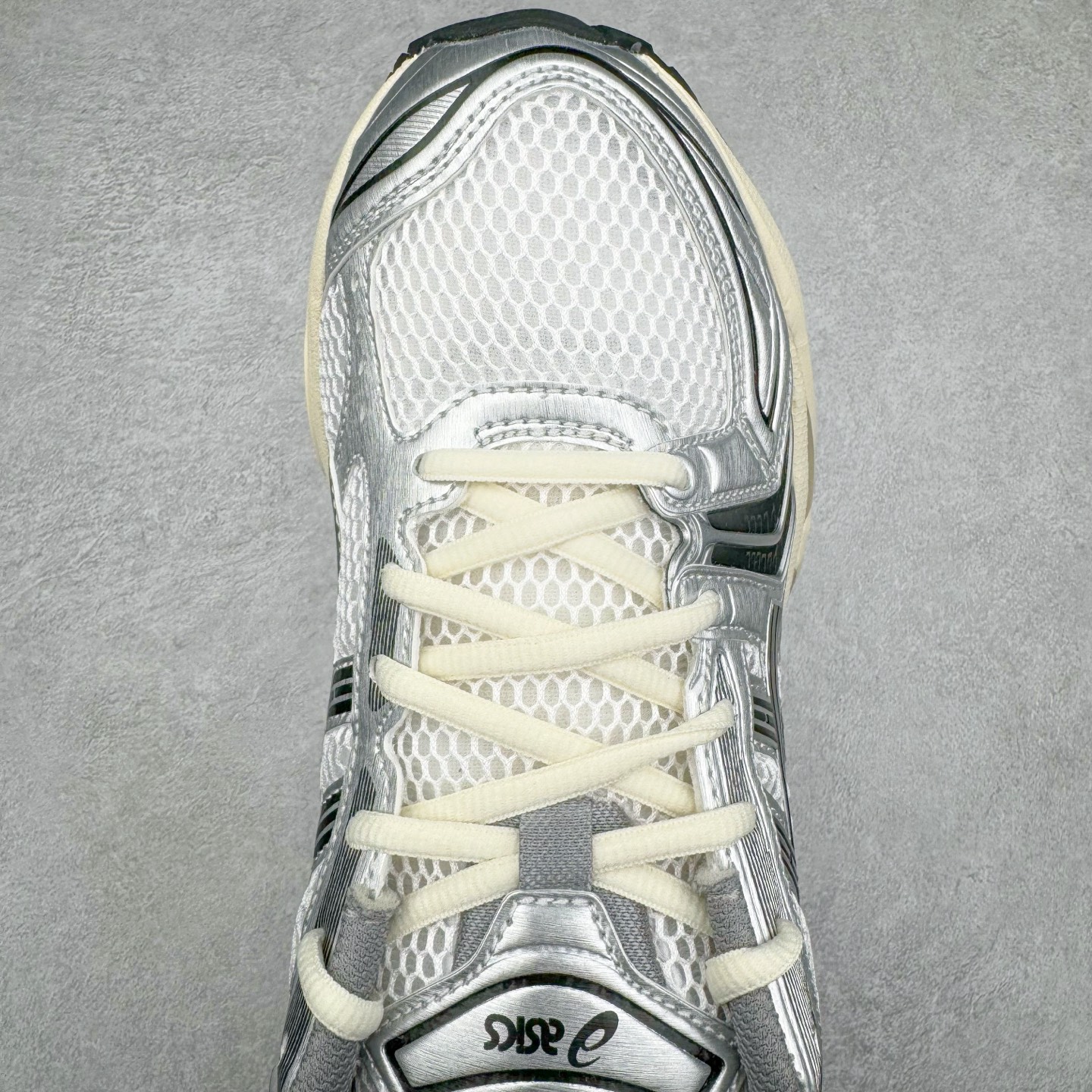 图片[4]-＃PK纯原 Asics Gel-Kayano K14 亚瑟士系列复古舒适织物合成革减震防滑耐磨低帮休闲跑步鞋 市场顶级版本 原装纸板楦头开发 独家原档数据私模五层组合大底 原厂定制缓震硅胶加持 原盒原配 官方四联吊牌 一比一同步原鞋工艺和用料 鞋面原厂三明治多层网布 区别其他同价版本 鞋垫采用原厂OrthoLite欧索莱材质 非普通海玻璃鞋垫 后跟一样采用了GEL缓震胶 整体系列设计非常的科技感 锻炼跑步的同时让你一样时尚百搭 重新诠释了复古的跑步形状 并以其 2000年代后期的美学理念重新铺装这双KAYANO 14以银色为主打配色 中底处的GEL 缓震胶与鞋面上logo 勾勒出银色线条作为细节点缀 让整双鞋子颇具未来机能感 创造出未来感金属色鞋面 改造升级内在性能 由内而外的革新 为GEL-KAYANO 家族传承及经典跑鞋文化的延续 创下里程碑式作品 作为一款经典的跑鞋，也是当下 Y2K风潮下很有代表性的鞋款 这双GEL-KAYANO 14 丝毫不输联名款的颜值 很难不让人心动 尺码：40 40.5 41.5 42 42.5 43.5 44 44.5 45-选品中心