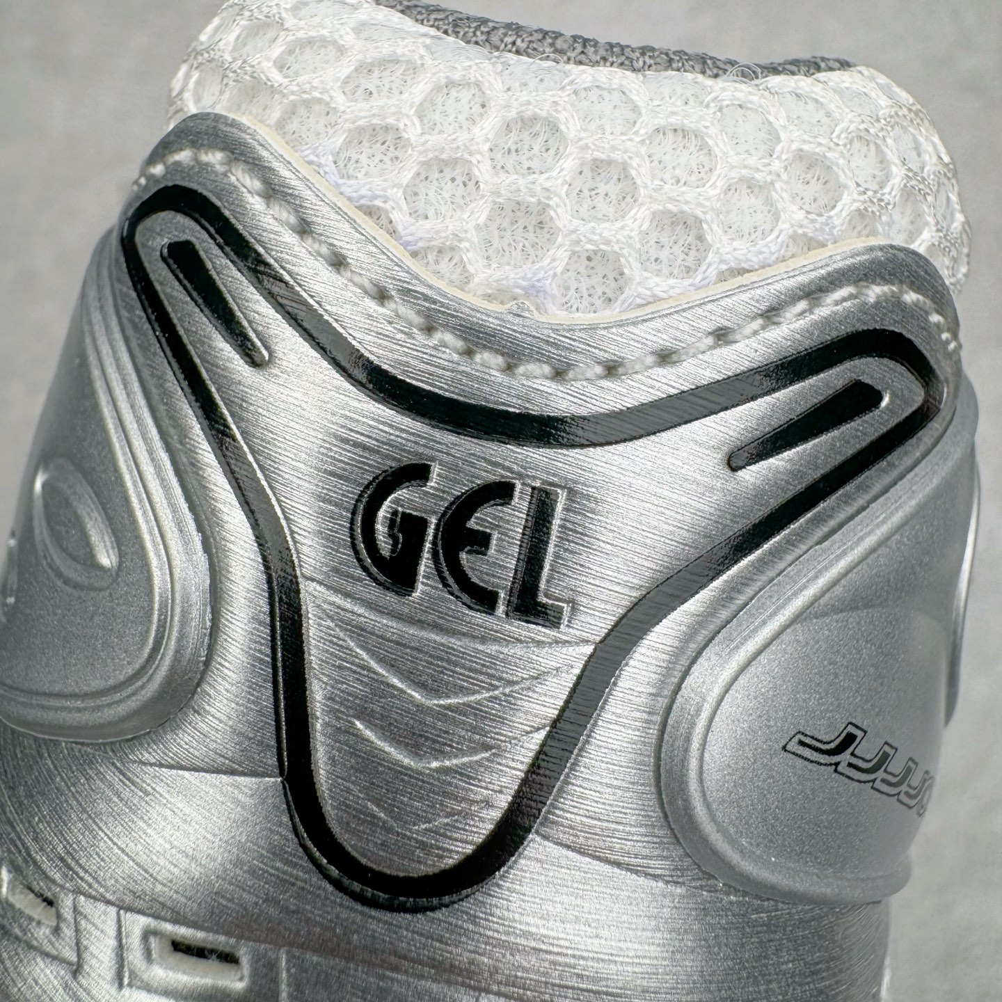 图片[16]-＃PK纯原 Asics Gel-Kayano K14 亚瑟士系列复古舒适织物合成革减震防滑耐磨低帮休闲跑步鞋 市场顶级版本 原装纸板楦头开发 独家原档数据私模五层组合大底 原厂定制缓震硅胶加持 原盒原配 官方四联吊牌 一比一同步原鞋工艺和用料 鞋面原厂三明治多层网布 区别其他同价版本 鞋垫采用原厂OrthoLite欧索莱材质 非普通海玻璃鞋垫 后跟一样采用了GEL缓震胶 整体系列设计非常的科技感 锻炼跑步的同时让你一样时尚百搭 重新诠释了复古的跑步形状 并以其 2000年代后期的美学理念重新铺装这双KAYANO 14以银色为主打配色 中底处的GEL 缓震胶与鞋面上logo 勾勒出银色线条作为细节点缀 让整双鞋子颇具未来机能感 创造出未来感金属色鞋面 改造升级内在性能 由内而外的革新 为GEL-KAYANO 家族传承及经典跑鞋文化的延续 创下里程碑式作品 作为一款经典的跑鞋，也是当下 Y2K风潮下很有代表性的鞋款 这双GEL-KAYANO 14 丝毫不输联名款的颜值 很难不让人心动 尺码：40 40.5 41.5 42 42.5 43.5 44 44.5 45-选品中心