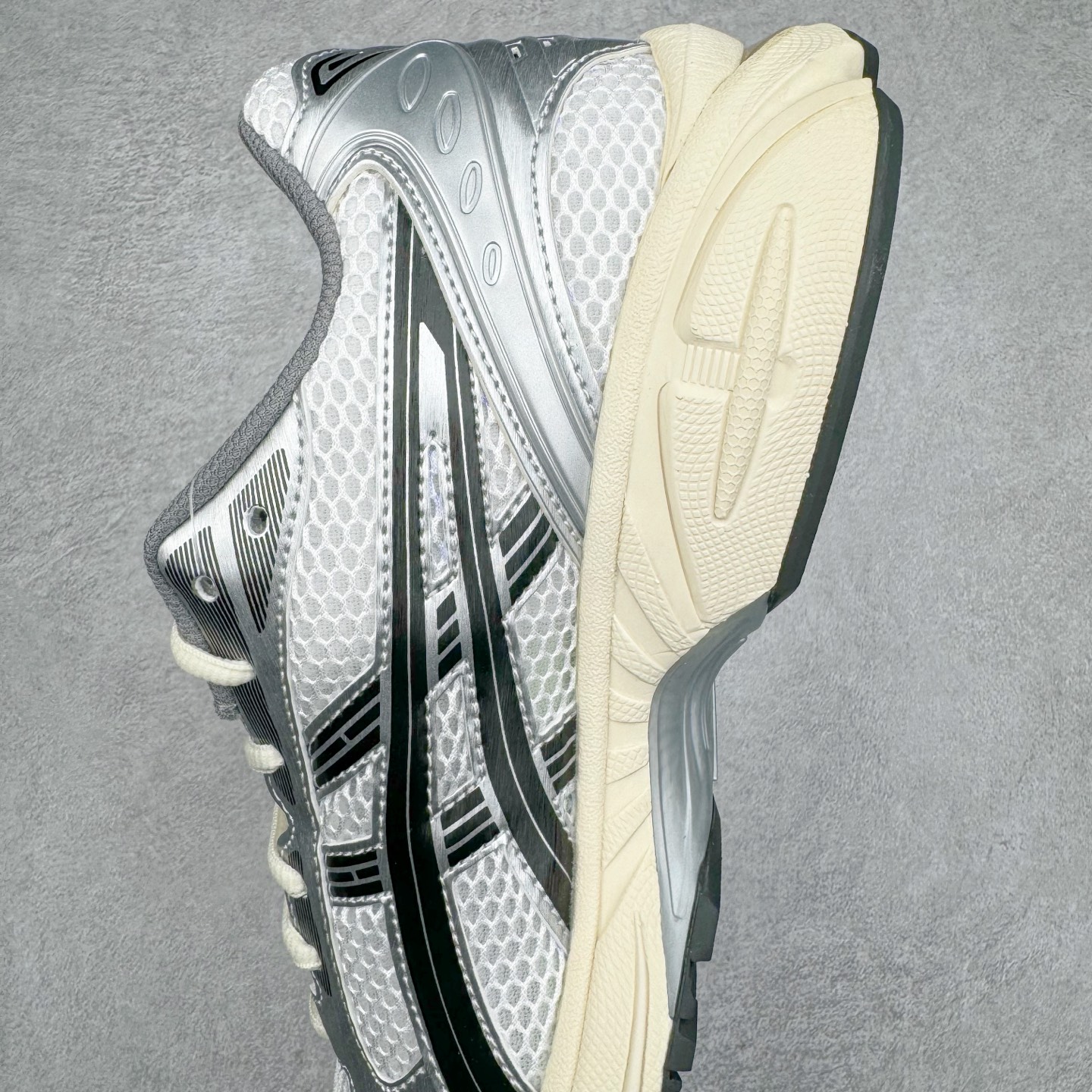 图片[7]-＃PK纯原 Asics Gel-Kayano K14 亚瑟士系列复古舒适织物合成革减震防滑耐磨低帮休闲跑步鞋 市场顶级版本 原装纸板楦头开发 独家原档数据私模五层组合大底 原厂定制缓震硅胶加持 原盒原配 官方四联吊牌 一比一同步原鞋工艺和用料 鞋面原厂三明治多层网布 区别其他同价版本 鞋垫采用原厂OrthoLite欧索莱材质 非普通海玻璃鞋垫 后跟一样采用了GEL缓震胶 整体系列设计非常的科技感 锻炼跑步的同时让你一样时尚百搭 重新诠释了复古的跑步形状 并以其 2000年代后期的美学理念重新铺装这双KAYANO 14以银色为主打配色 中底处的GEL 缓震胶与鞋面上logo 勾勒出银色线条作为细节点缀 让整双鞋子颇具未来机能感 创造出未来感金属色鞋面 改造升级内在性能 由内而外的革新 为GEL-KAYANO 家族传承及经典跑鞋文化的延续 创下里程碑式作品 作为一款经典的跑鞋，也是当下 Y2K风潮下很有代表性的鞋款 这双GEL-KAYANO 14 丝毫不输联名款的颜值 很难不让人心动 尺码：40 40.5 41.5 42 42.5 43.5 44 44.5 45-选品中心