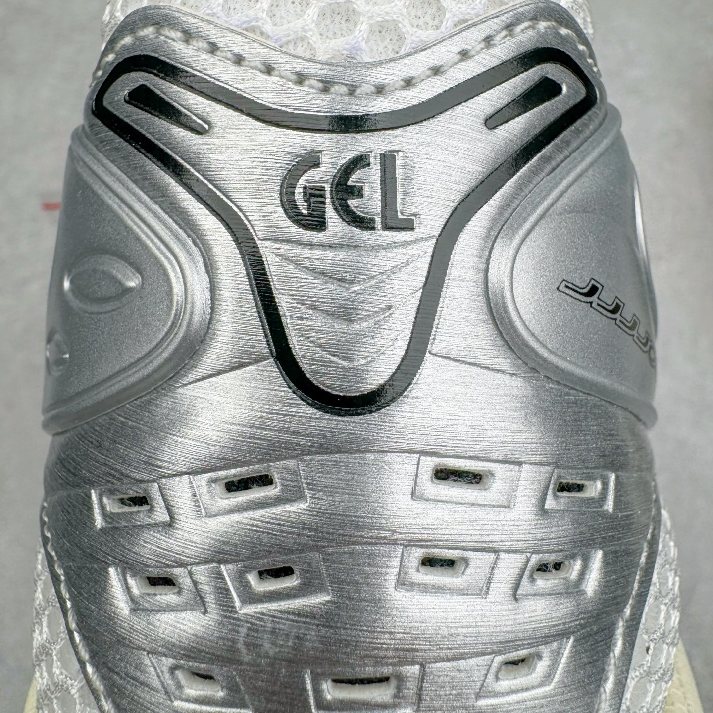 图片[15]-＃PK纯原 Asics Gel-Kayano K14 亚瑟士系列复古舒适织物合成革减震防滑耐磨低帮休闲跑步鞋 市场顶级版本 原装纸板楦头开发 独家原档数据私模五层组合大底 原厂定制缓震硅胶加持 原盒原配 官方四联吊牌 一比一同步原鞋工艺和用料 鞋面原厂三明治多层网布 区别其他同价版本 鞋垫采用原厂OrthoLite欧索莱材质 非普通海玻璃鞋垫 后跟一样采用了GEL缓震胶 整体系列设计非常的科技感 锻炼跑步的同时让你一样时尚百搭 重新诠释了复古的跑步形状 并以其 2000年代后期的美学理念重新铺装这双KAYANO 14以银色为主打配色 中底处的GEL 缓震胶与鞋面上logo 勾勒出银色线条作为细节点缀 让整双鞋子颇具未来机能感 创造出未来感金属色鞋面 改造升级内在性能 由内而外的革新 为GEL-KAYANO 家族传承及经典跑鞋文化的延续 创下里程碑式作品 作为一款经典的跑鞋，也是当下 Y2K风潮下很有代表性的鞋款 这双GEL-KAYANO 14 丝毫不输联名款的颜值 很难不让人心动 尺码：40 40.5 41.5 42 42.5 43.5 44 44.5 45-选品中心