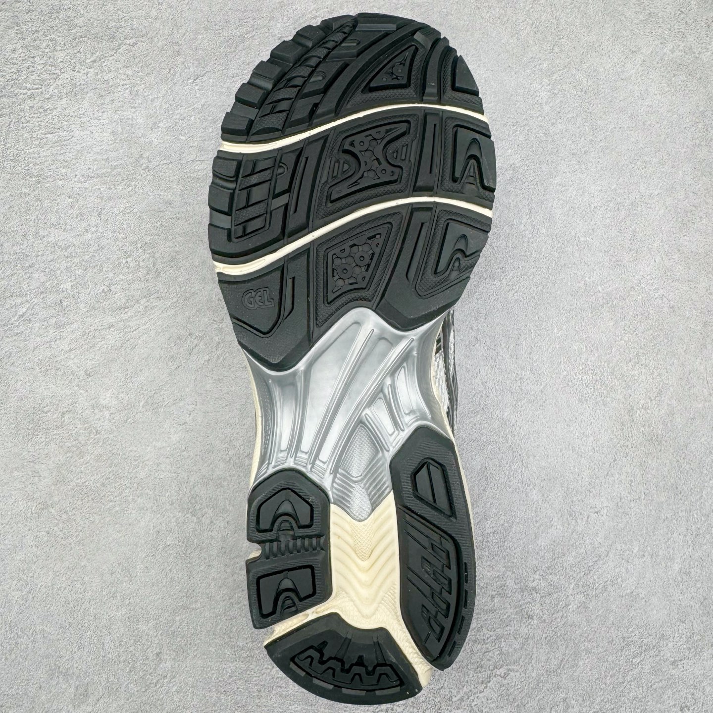 图片[9]-＃PK纯原 Asics Gel-Kayano K14 亚瑟士系列复古舒适织物合成革减震防滑耐磨低帮休闲跑步鞋 市场顶级版本 原装纸板楦头开发 独家原档数据私模五层组合大底 原厂定制缓震硅胶加持 原盒原配 官方四联吊牌 一比一同步原鞋工艺和用料 鞋面原厂三明治多层网布 区别其他同价版本 鞋垫采用原厂OrthoLite欧索莱材质 非普通海玻璃鞋垫 后跟一样采用了GEL缓震胶 整体系列设计非常的科技感 锻炼跑步的同时让你一样时尚百搭 重新诠释了复古的跑步形状 并以其 2000年代后期的美学理念重新铺装这双KAYANO 14以银色为主打配色 中底处的GEL 缓震胶与鞋面上logo 勾勒出银色线条作为细节点缀 让整双鞋子颇具未来机能感 创造出未来感金属色鞋面 改造升级内在性能 由内而外的革新 为GEL-KAYANO 家族传承及经典跑鞋文化的延续 创下里程碑式作品 作为一款经典的跑鞋，也是当下 Y2K风潮下很有代表性的鞋款 这双GEL-KAYANO 14 丝毫不输联名款的颜值 很难不让人心动 尺码：40 40.5 41.5 42 42.5 43.5 44 44.5 45-选品中心