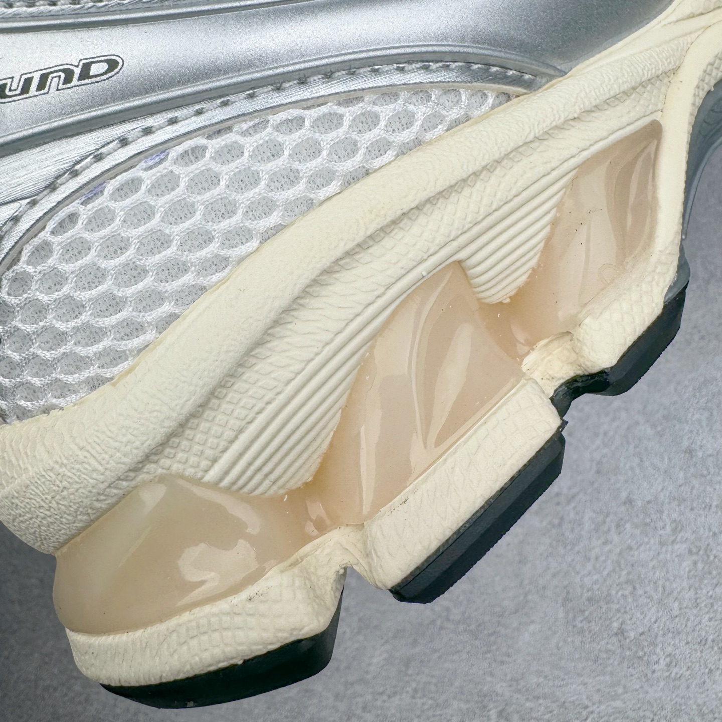 图片[18]-＃PK纯原 Asics Gel-Kayano K14 亚瑟士系列复古舒适织物合成革减震防滑耐磨低帮休闲跑步鞋 市场顶级版本 原装纸板楦头开发 独家原档数据私模五层组合大底 原厂定制缓震硅胶加持 原盒原配 官方四联吊牌 一比一同步原鞋工艺和用料 鞋面原厂三明治多层网布 区别其他同价版本 鞋垫采用原厂OrthoLite欧索莱材质 非普通海玻璃鞋垫 后跟一样采用了GEL缓震胶 整体系列设计非常的科技感 锻炼跑步的同时让你一样时尚百搭 重新诠释了复古的跑步形状 并以其 2000年代后期的美学理念重新铺装这双KAYANO 14以银色为主打配色 中底处的GEL 缓震胶与鞋面上logo 勾勒出银色线条作为细节点缀 让整双鞋子颇具未来机能感 创造出未来感金属色鞋面 改造升级内在性能 由内而外的革新 为GEL-KAYANO 家族传承及经典跑鞋文化的延续 创下里程碑式作品 作为一款经典的跑鞋，也是当下 Y2K风潮下很有代表性的鞋款 这双GEL-KAYANO 14 丝毫不输联名款的颜值 很难不让人心动 尺码：40 40.5 41.5 42 42.5 43.5 44 44.5 45-选品中心