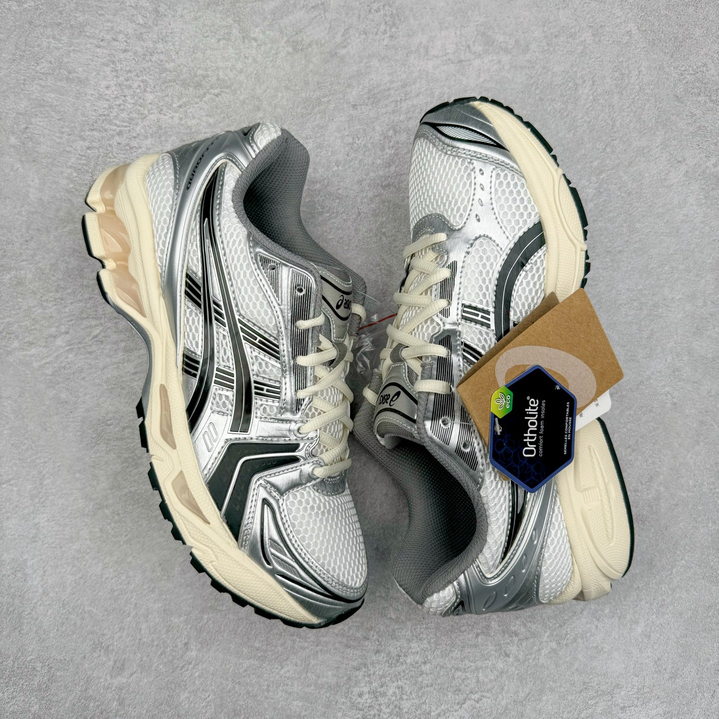 图片[3]-＃PK纯原 Asics Gel-Kayano K14 亚瑟士系列复古舒适织物合成革减震防滑耐磨低帮休闲跑步鞋 市场顶级版本 原装纸板楦头开发 独家原档数据私模五层组合大底 原厂定制缓震硅胶加持 原盒原配 官方四联吊牌 一比一同步原鞋工艺和用料 鞋面原厂三明治多层网布 区别其他同价版本 鞋垫采用原厂OrthoLite欧索莱材质 非普通海玻璃鞋垫 后跟一样采用了GEL缓震胶 整体系列设计非常的科技感 锻炼跑步的同时让你一样时尚百搭 重新诠释了复古的跑步形状 并以其 2000年代后期的美学理念重新铺装这双KAYANO 14以银色为主打配色 中底处的GEL 缓震胶与鞋面上logo 勾勒出银色线条作为细节点缀 让整双鞋子颇具未来机能感 创造出未来感金属色鞋面 改造升级内在性能 由内而外的革新 为GEL-KAYANO 家族传承及经典跑鞋文化的延续 创下里程碑式作品 作为一款经典的跑鞋，也是当下 Y2K风潮下很有代表性的鞋款 这双GEL-KAYANO 14 丝毫不输联名款的颜值 很难不让人心动 尺码：40 40.5 41.5 42 42.5 43.5 44 44.5 45-选品中心