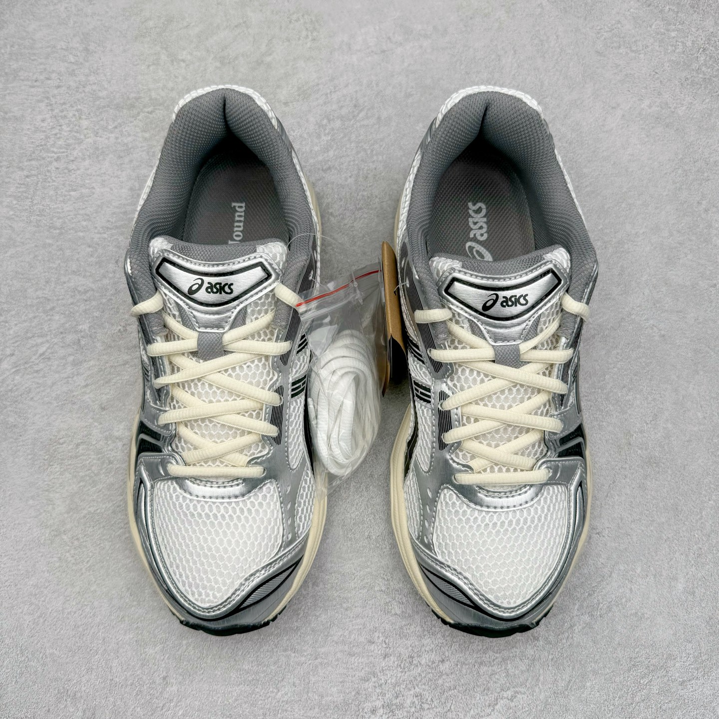 图片[2]-＃PK纯原 Asics Gel-Kayano K14 亚瑟士系列复古舒适织物合成革减震防滑耐磨低帮休闲跑步鞋 市场顶级版本 原装纸板楦头开发 独家原档数据私模五层组合大底 原厂定制缓震硅胶加持 原盒原配 官方四联吊牌 一比一同步原鞋工艺和用料 鞋面原厂三明治多层网布 区别其他同价版本 鞋垫采用原厂OrthoLite欧索莱材质 非普通海玻璃鞋垫 后跟一样采用了GEL缓震胶 整体系列设计非常的科技感 锻炼跑步的同时让你一样时尚百搭 重新诠释了复古的跑步形状 并以其 2000年代后期的美学理念重新铺装这双KAYANO 14以银色为主打配色 中底处的GEL 缓震胶与鞋面上logo 勾勒出银色线条作为细节点缀 让整双鞋子颇具未来机能感 创造出未来感金属色鞋面 改造升级内在性能 由内而外的革新 为GEL-KAYANO 家族传承及经典跑鞋文化的延续 创下里程碑式作品 作为一款经典的跑鞋，也是当下 Y2K风潮下很有代表性的鞋款 这双GEL-KAYANO 14 丝毫不输联名款的颜值 很难不让人心动 尺码：40 40.5 41.5 42 42.5 43.5 44 44.5 45-选品中心