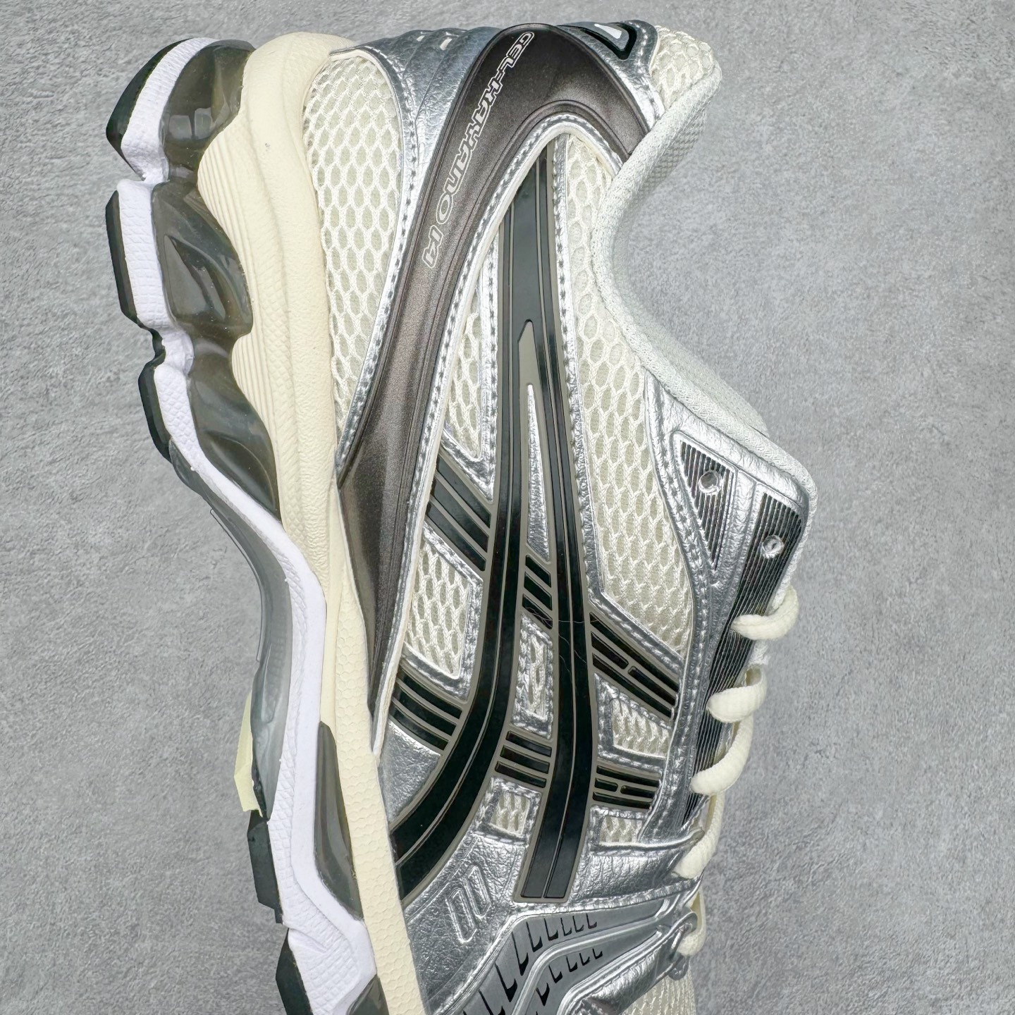 图片[6]-＃PK纯原 Asics Gel-Kayano K14 亚瑟士系列复古舒适织物合成革减震防滑耐磨低帮休闲跑步鞋 市场顶级版本 原装纸板楦头开发 独家原档数据私模五层组合大底 原厂定制缓震硅胶加持 原盒原配 官方四联吊牌 一比一同步原鞋工艺和用料 鞋面原厂三明治多层网布 区别其他同价版本 鞋垫采用原厂OrthoLite欧索莱材质 非普通海玻璃鞋垫 后跟一样采用了GEL缓震胶 整体系列设计非常的科技感 锻炼跑步的同时让你一样时尚百搭 重新诠释了复古的跑步形状 并以其 2000年代后期的美学理念重新铺装这双KAYANO 14以银色为主打配色 中底处的GEL 缓震胶与鞋面上logo 勾勒出银色线条作为细节点缀 让整双鞋子颇具未来机能感 创造出未来感金属色鞋面 改造升级内在性能 由内而外的革新 为GEL-KAYANO 家族传承及经典跑鞋文化的延续 创下里程碑式作品 作为一款经典的跑鞋，也是当下 Y2K风潮下很有代表性的鞋款 这双GEL-KAYANO 14 丝毫不输联名款的颜值 很难不让人心动 尺码：40 40.5 41.5 42 42.5 43.5 44 44.5 45-选品中心