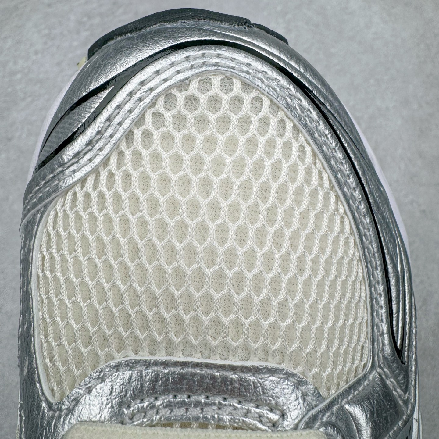 图片[24]-＃PK纯原 Asics Gel-Kayano K14 亚瑟士系列复古舒适织物合成革减震防滑耐磨低帮休闲跑步鞋 市场顶级版本 原装纸板楦头开发 独家原档数据私模五层组合大底 原厂定制缓震硅胶加持 原盒原配 官方四联吊牌 一比一同步原鞋工艺和用料 鞋面原厂三明治多层网布 区别其他同价版本 鞋垫采用原厂OrthoLite欧索莱材质 非普通海玻璃鞋垫 后跟一样采用了GEL缓震胶 整体系列设计非常的科技感 锻炼跑步的同时让你一样时尚百搭 重新诠释了复古的跑步形状 并以其 2000年代后期的美学理念重新铺装这双KAYANO 14以银色为主打配色 中底处的GEL 缓震胶与鞋面上logo 勾勒出银色线条作为细节点缀 让整双鞋子颇具未来机能感 创造出未来感金属色鞋面 改造升级内在性能 由内而外的革新 为GEL-KAYANO 家族传承及经典跑鞋文化的延续 创下里程碑式作品 作为一款经典的跑鞋，也是当下 Y2K风潮下很有代表性的鞋款 这双GEL-KAYANO 14 丝毫不输联名款的颜值 很难不让人心动 尺码：40 40.5 41.5 42 42.5 43.5 44 44.5 45-选品中心